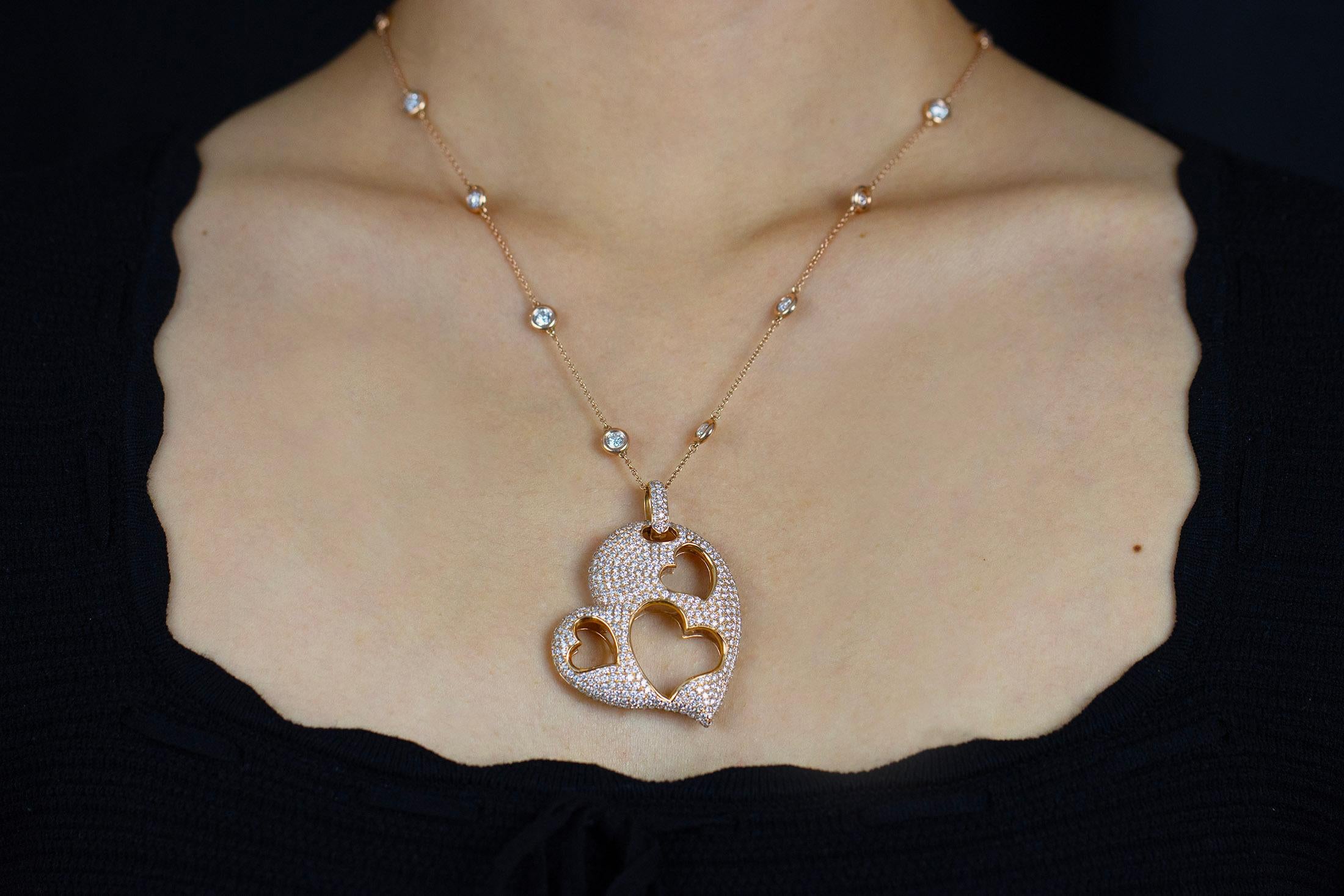 Collier à pendentif en forme de cœur ajouré avec diamants ronds micro-pavés de 7,65 carats au total Pour femmes en vente