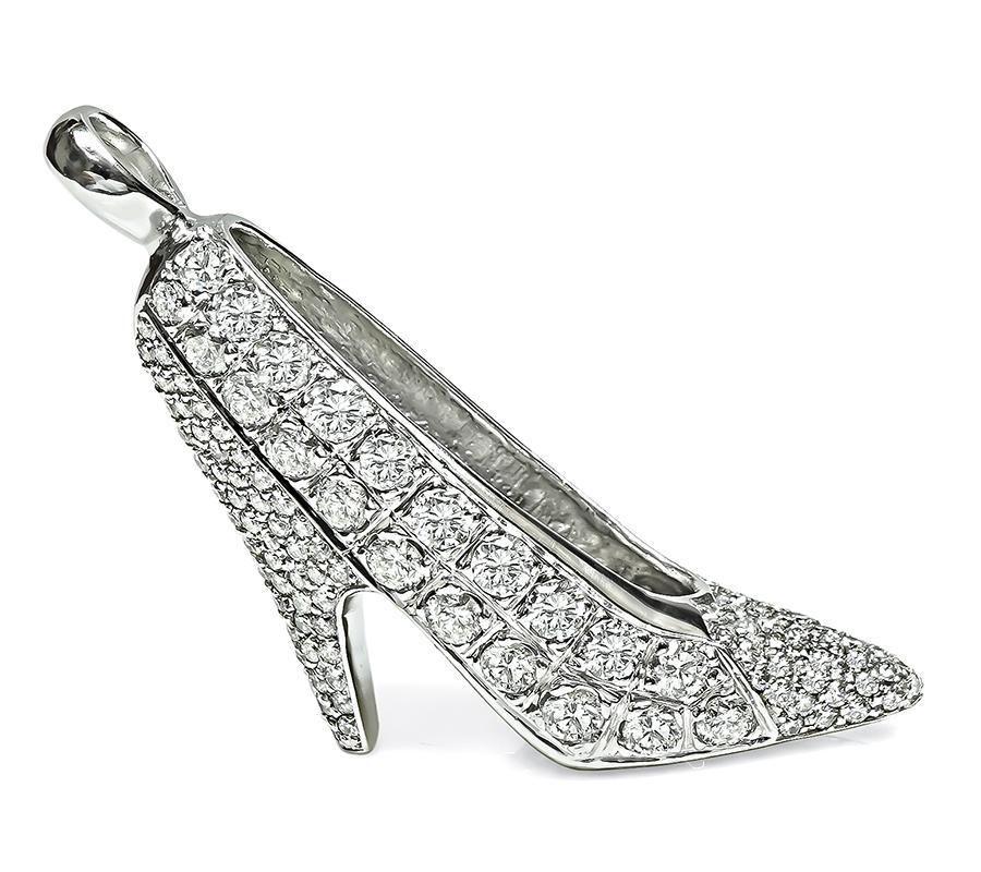 Whiting est un superbe pendentif en or blanc 14k à talon aiguille. Le pendentif est serti de diamants blancs et jaunes de taille ronde étincelants qui pèsent environ 7,65ct. La couleur des diamants est G-H avec une pureté VS2-SI. Le pendentif mesure