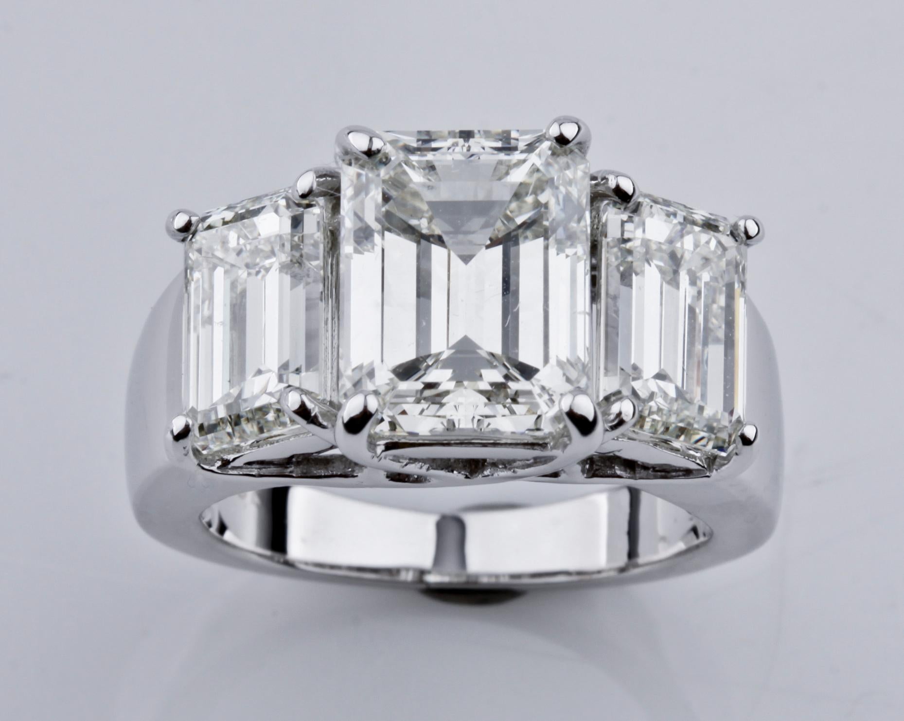 Trois diamants taille émeraude sertis dans une galerie en or blanc 18k
Pierre centrale
Poids = 4,17 ct
Couleur = J
Clarté = SI
Dimensions approximatives : 10.23 mm de long x 7,86 mm de large x 5,77 mm de profondeur
1ère pierre d'accentuation
Poids =