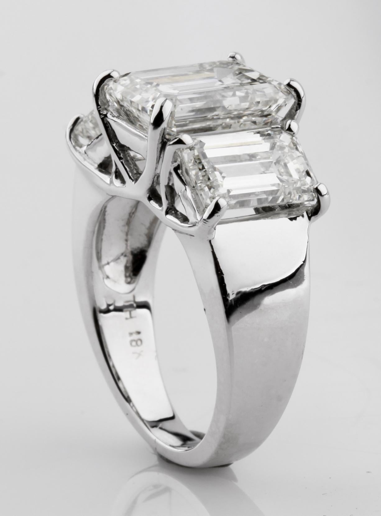 7,66 Karat Diamant-Verlobungsring mit drei Steinen im Smaragdschliff aus 18 Karat Weißgold im Zustand „Hervorragend“ im Angebot in Sherman Oaks, CA