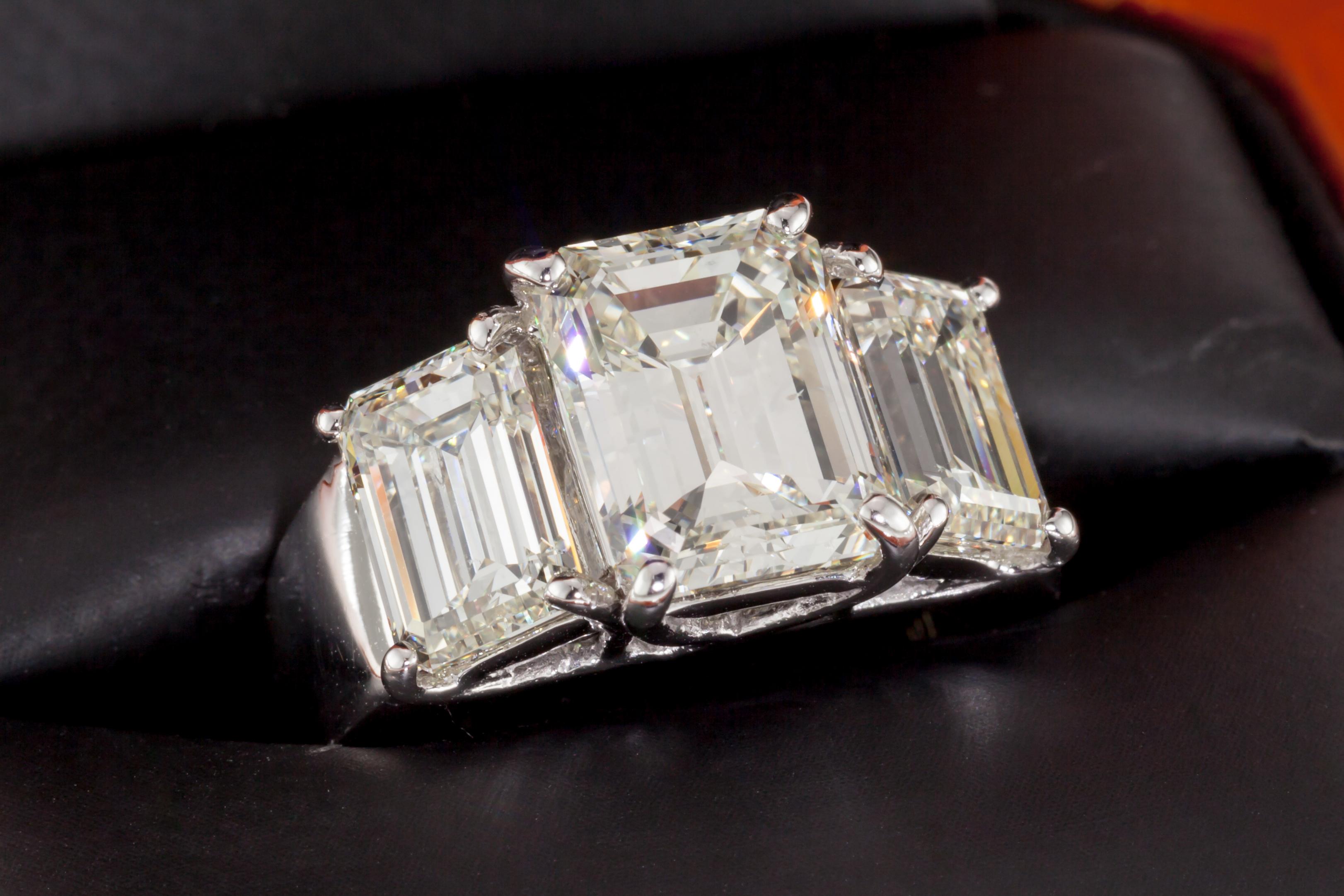 7,66 Karat Diamant-Verlobungsring mit drei Steinen im Smaragdschliff aus 18 Karat Weißgold im Angebot 1