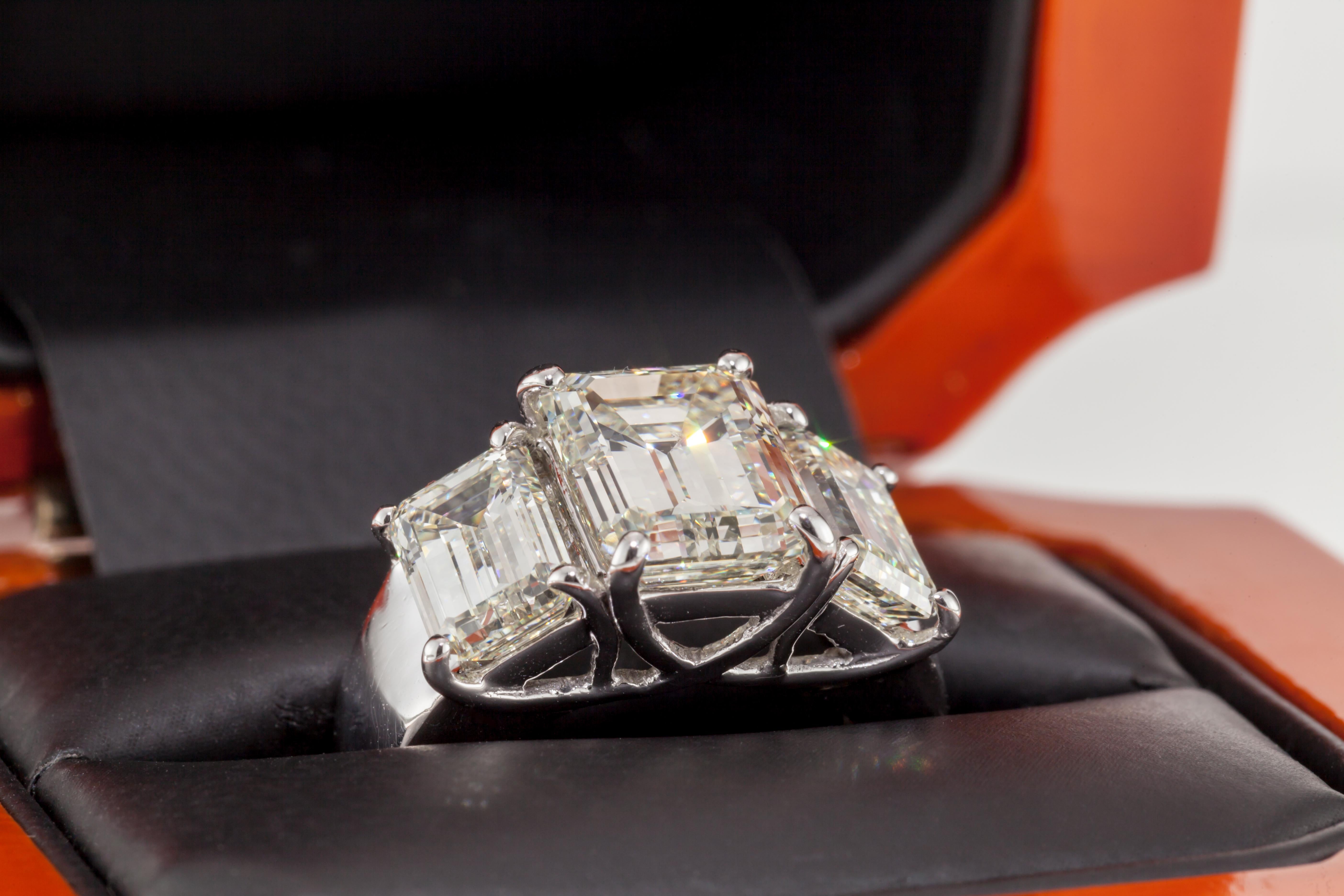 Bague de fiançailles à trois pierres en or blanc 18 carats avec diamants taille émeraude de 7,66 carats en vente 1
