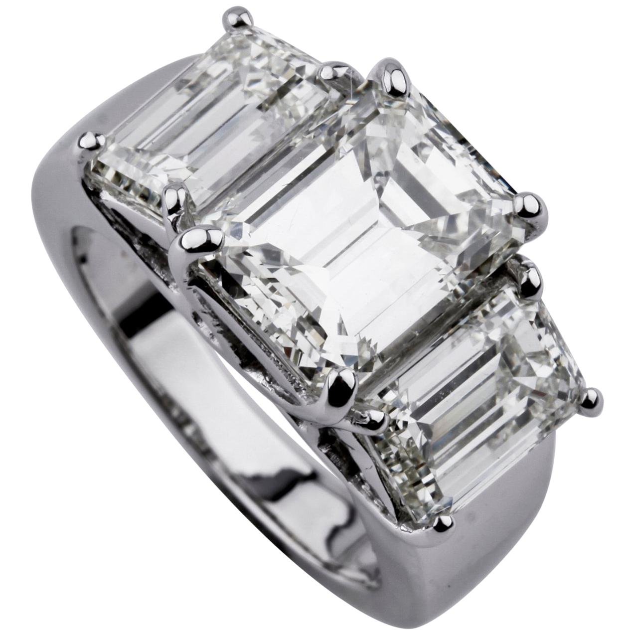 Bague de fiançailles à trois pierres en or blanc 18 carats avec diamants taille émeraude de 7,66 carats