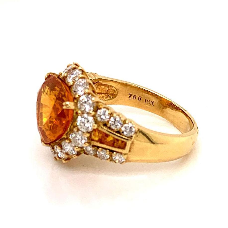 Taille poire Bague en or avec saphir orange de 7.66 carats et diamants en vente