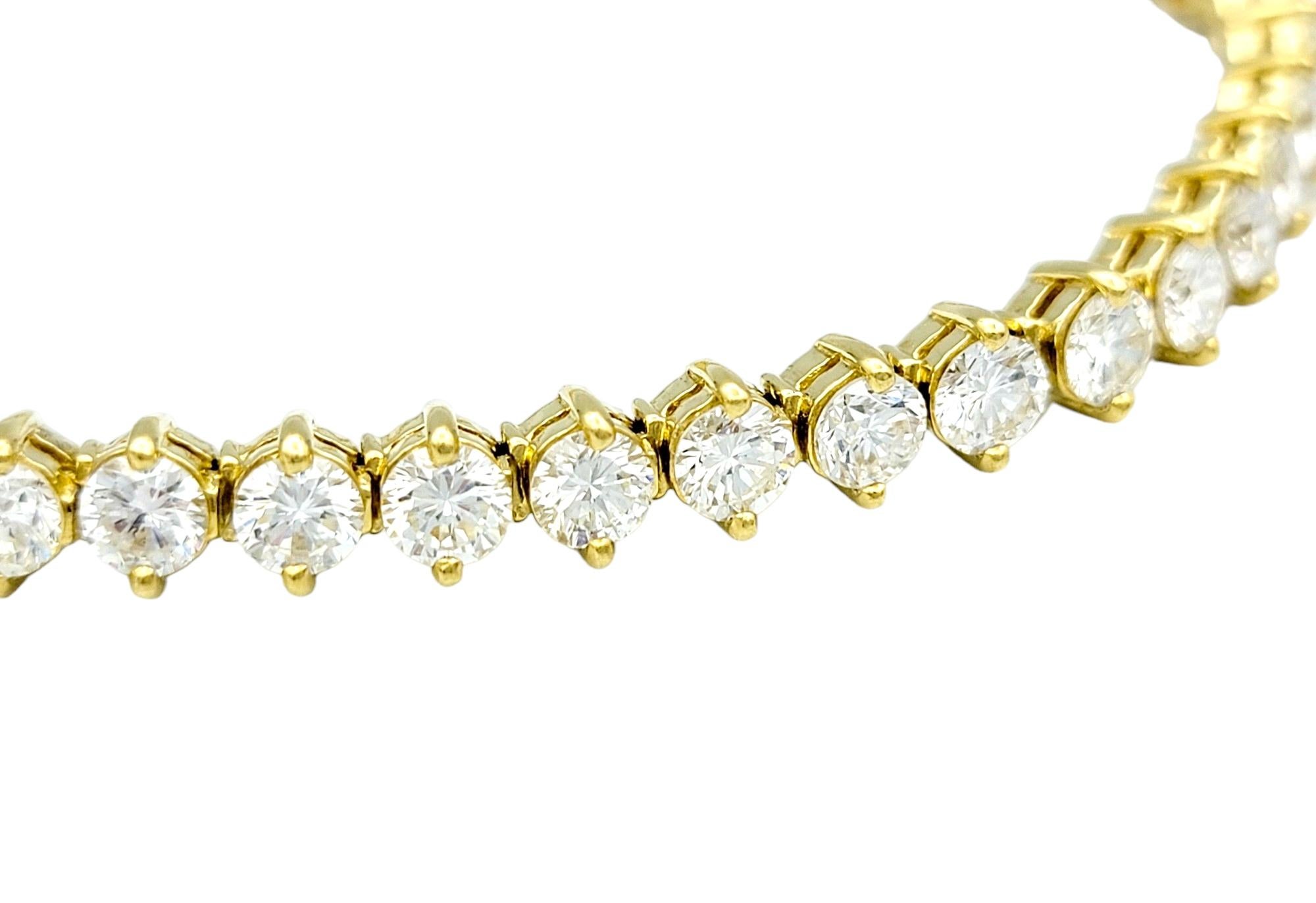 Contemporary 7.66 Carat Total Round Diamond Tennis Bracelet Set in 18 Karat Yellow Gold For Sale