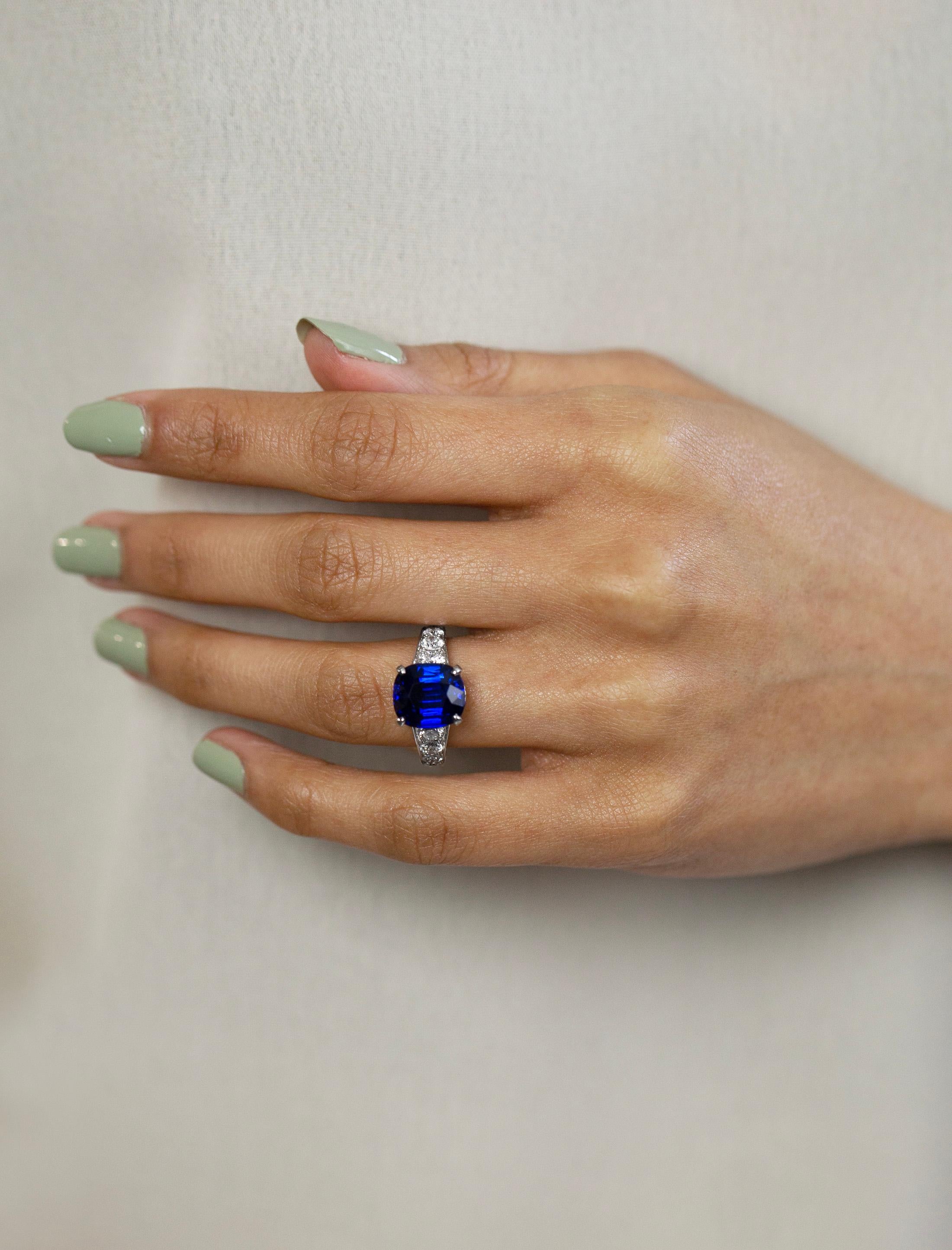 Contemporain Roman Malakov Bague de fiançailles avec saphir bleu taille coussin et diamants de 7,66 carats en vente