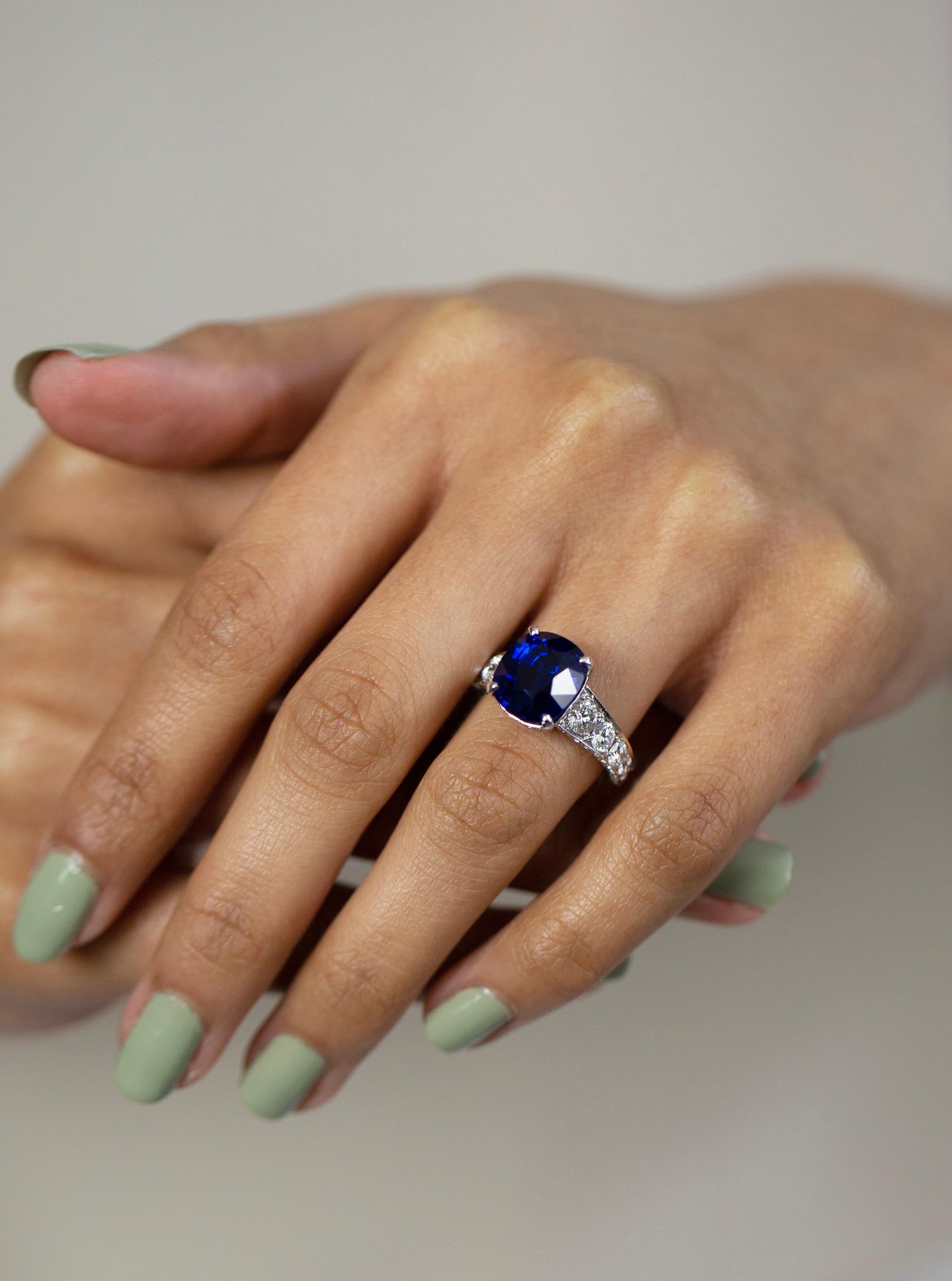 Roman Malakov Verlobungsring mit 7,66 Karat blauem Saphir im Kissenschliff und Diamanten im Zustand „Neu“ im Angebot in New York, NY