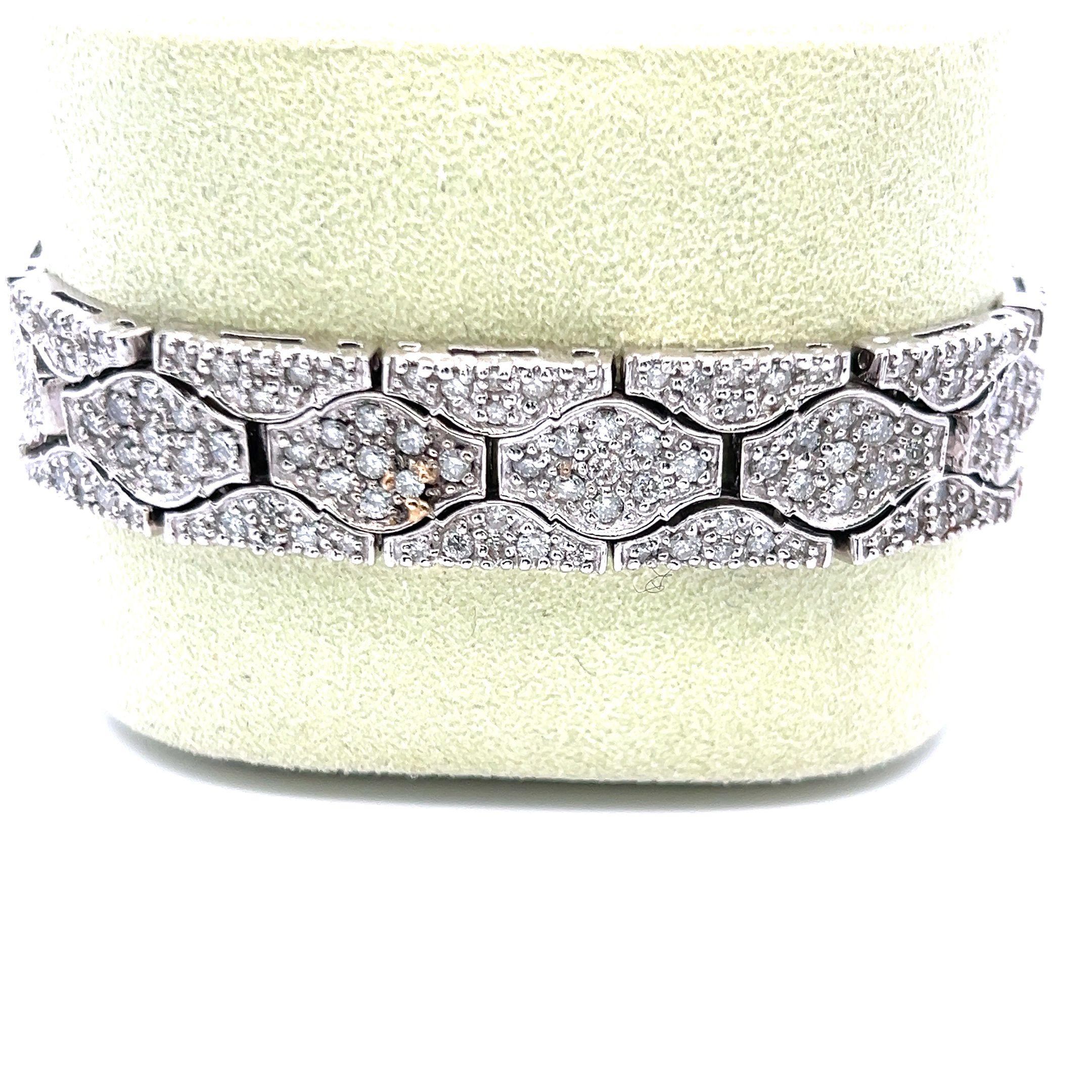 Titre :
Bracelet à maillons en or blanc 14 carats avec diamants brillants ronds de 7,67 carats


Le style :
Lien


Métal :
Or blanc 14 carats


Pierre précieuse 1 :
Diamant de 7,67 carats


Nombre de pierres :
286


Forme :
Brillant rond


Dimension