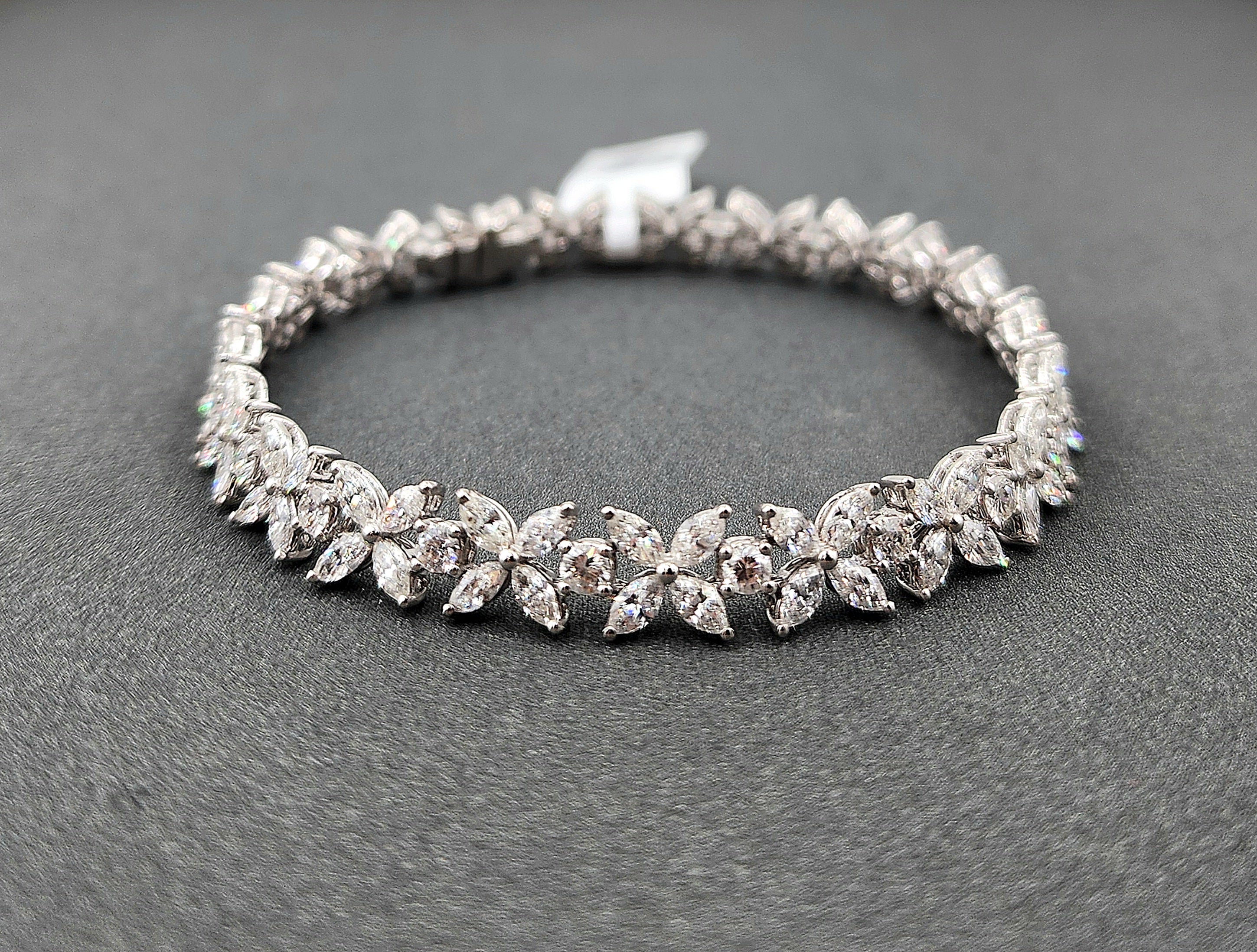 Bracelet « tennis » en diamants de 7,67 carats, taille marquise et ronde, en or blanc 18 carats en vente