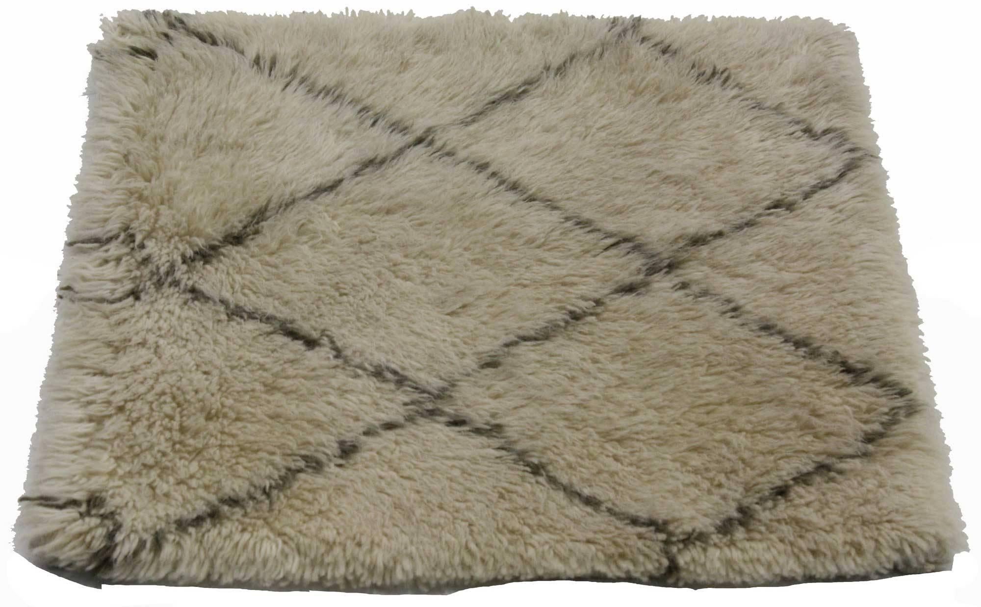 76718, Modern Moroccan style Accent rug. This Moroccan style accent rug with modern style features well defined lines creating an all-over lozenge pattern. Clean and simple, this Moroccan style rug combines warmth and comfort with modern style.