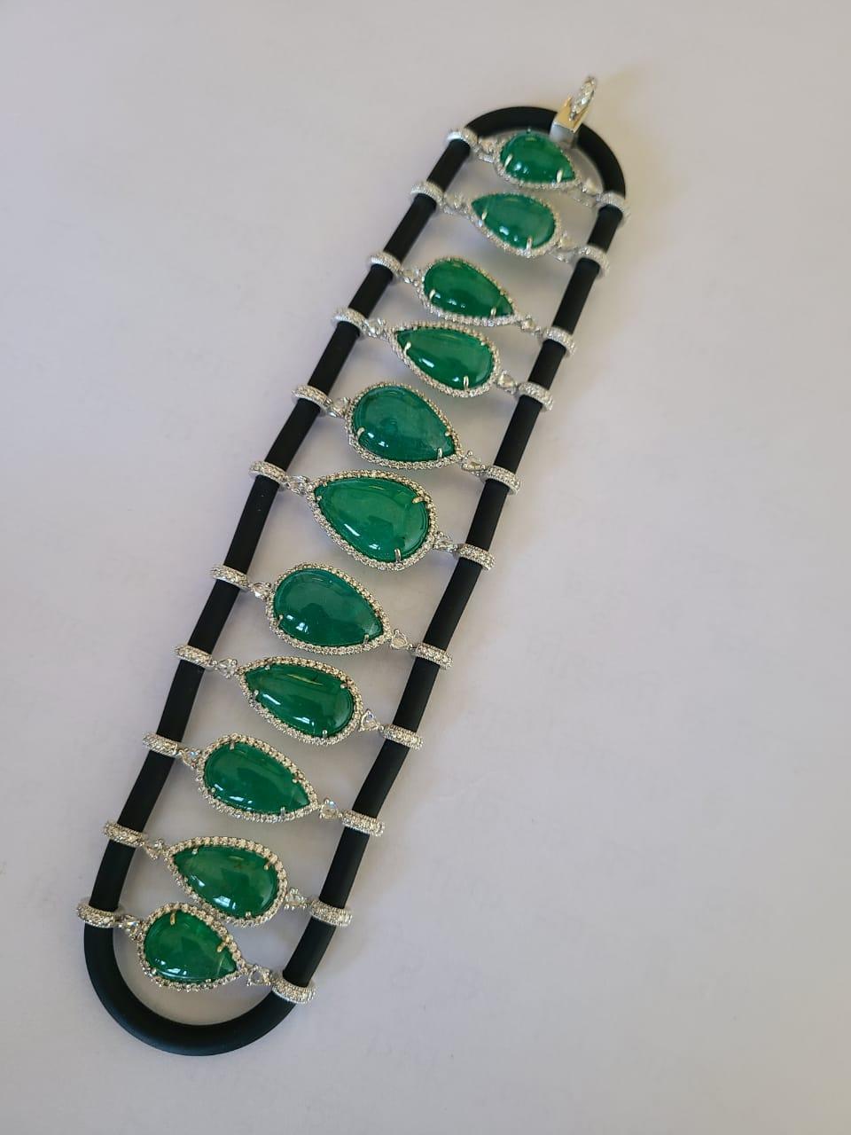 76.73 Carat Natural Emerald and Diamond Bracelet Set in 18 Karat Gold In New Condition In Hong Kong, HK