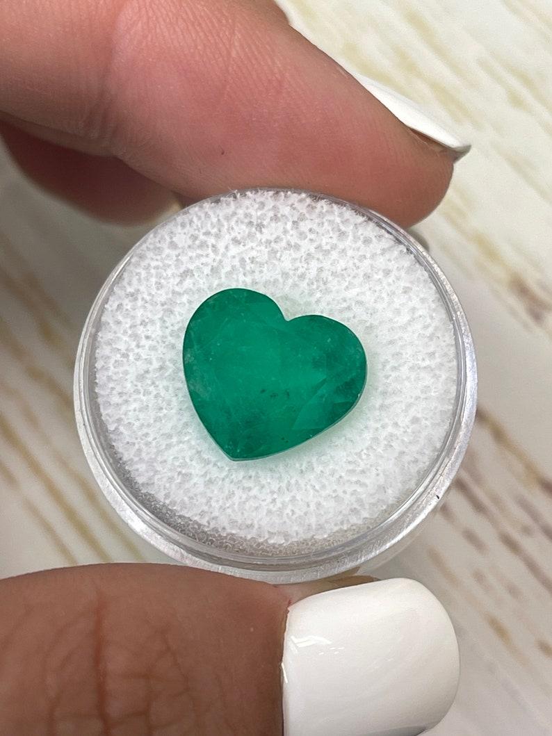 Esmeralda colombiana talla corazón de 7.68 quilates  Gema Suelta Verde Bosque 12x13,5 Moderno en venta