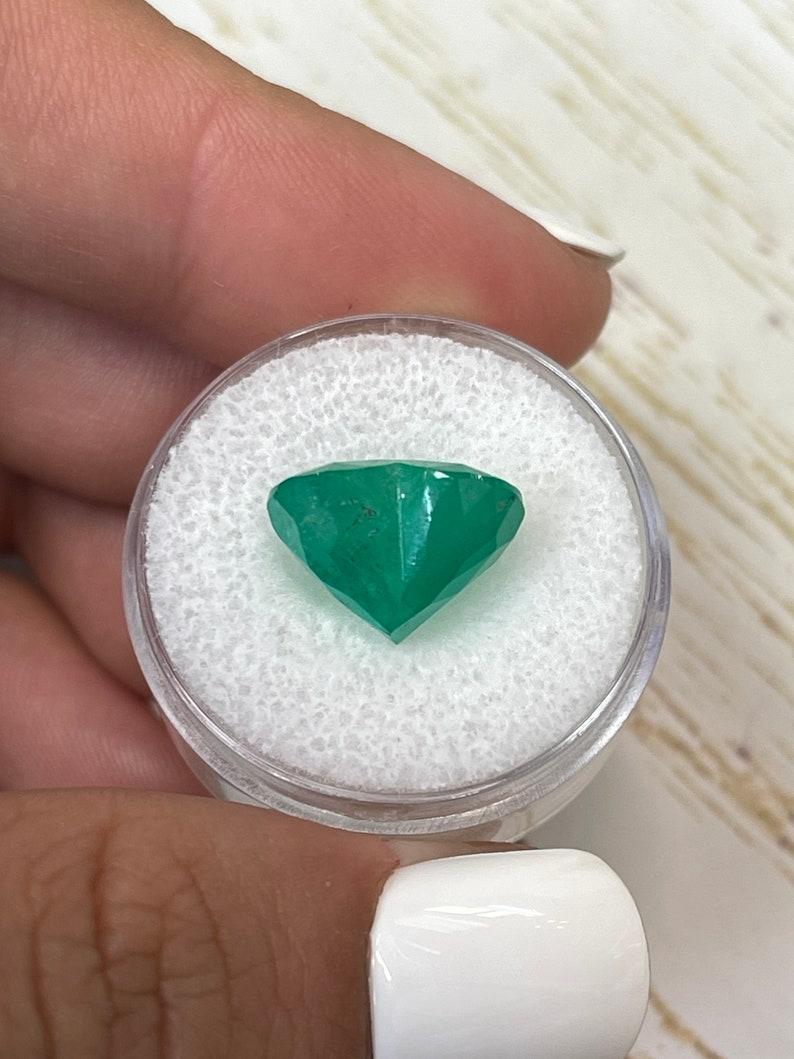 Esmeralda colombiana talla corazón de 7.68 quilates  Gema Suelta Verde Bosque 12x13,5 Corte esmeralda en venta