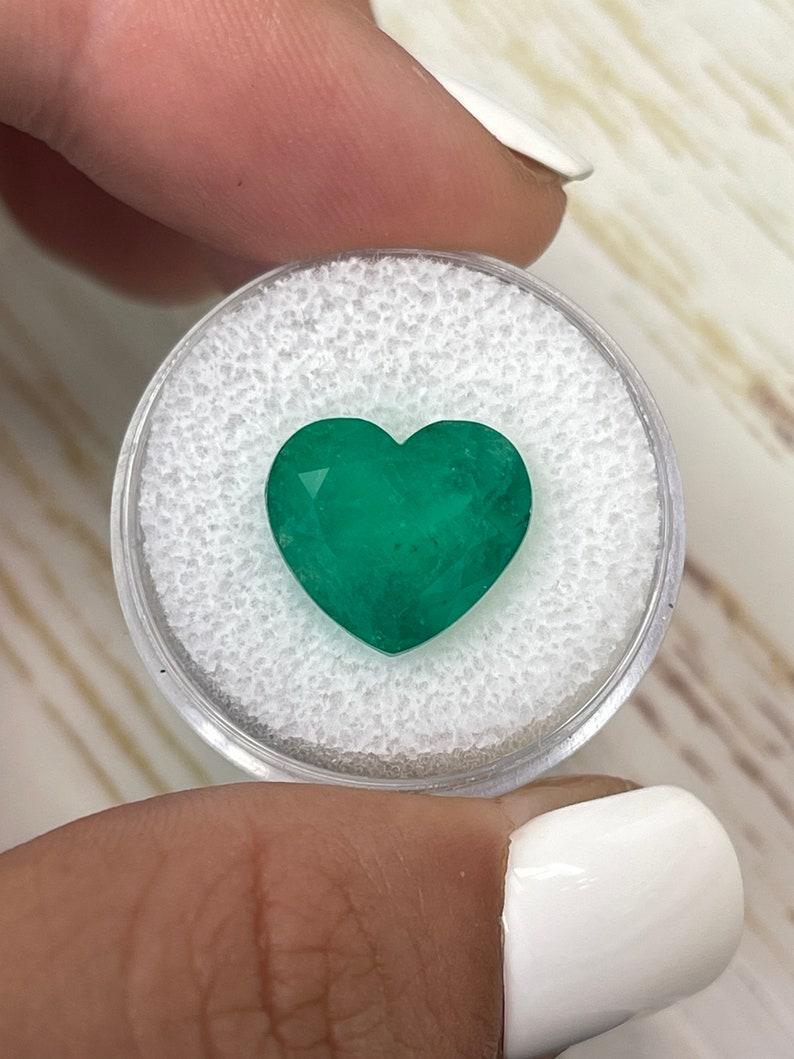 Esmeralda colombiana talla corazón de 7.68 quilates  Gema Suelta Verde Bosque 12x13,5 en Nuevo estado para la venta en Jupiter, FL