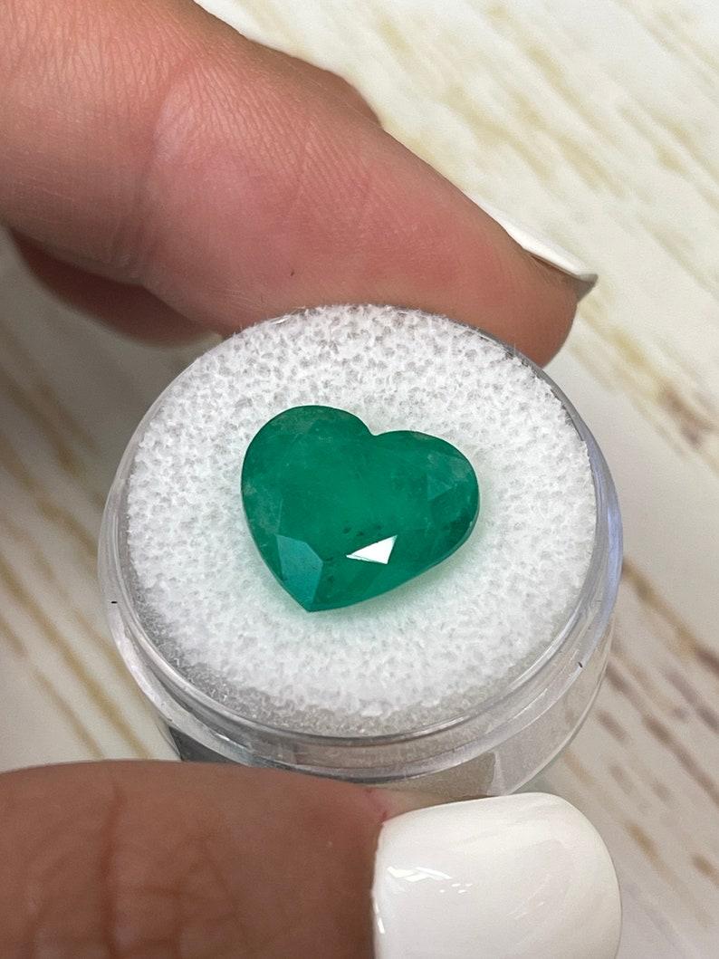 Esmeralda colombiana talla corazón de 7.68 quilates  Gema Suelta Verde Bosque 12x13,5 en venta 2