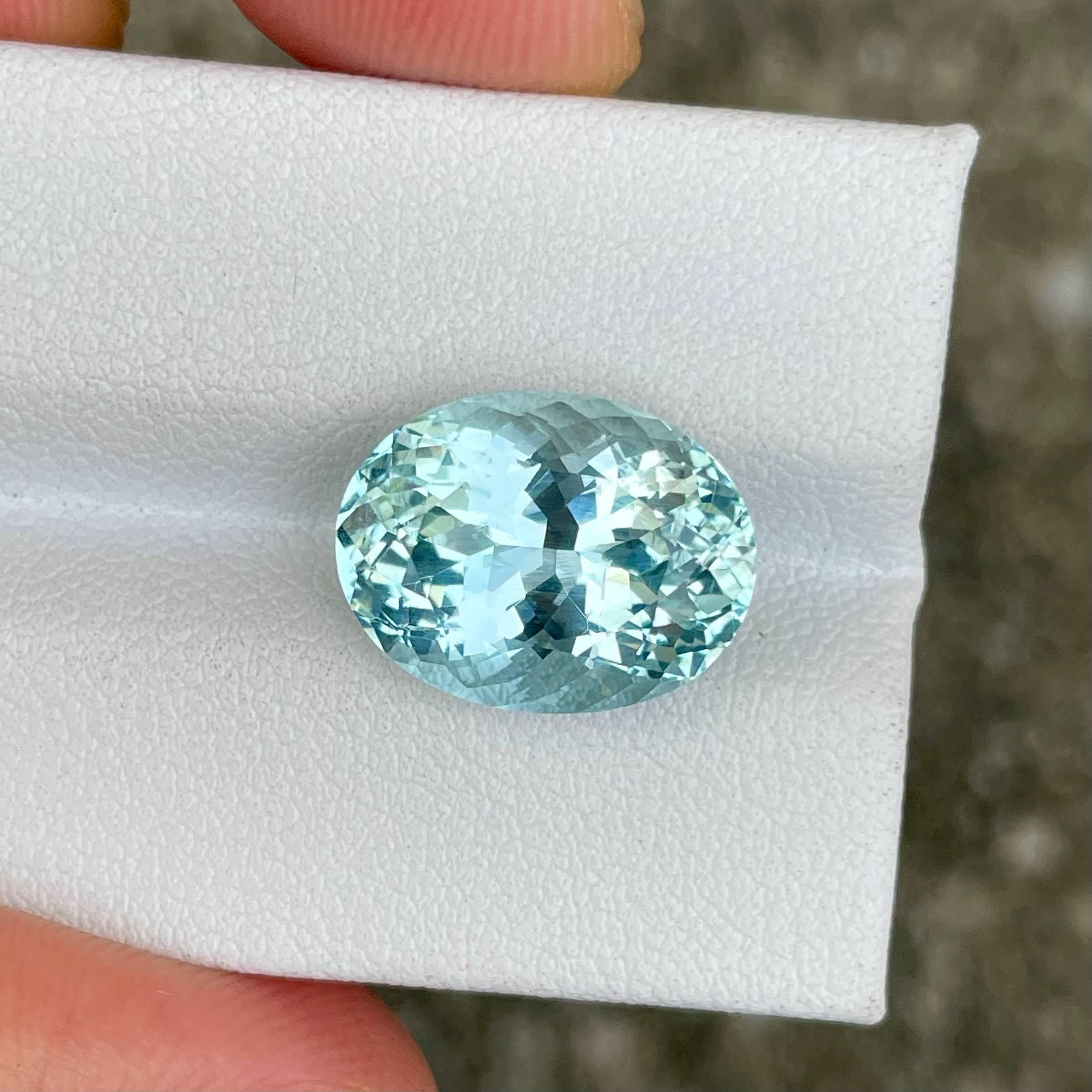 Women's or Men's 7.68 carats Blue Aquamarine Stone Oval Cut Natural African Gemstone For Sale