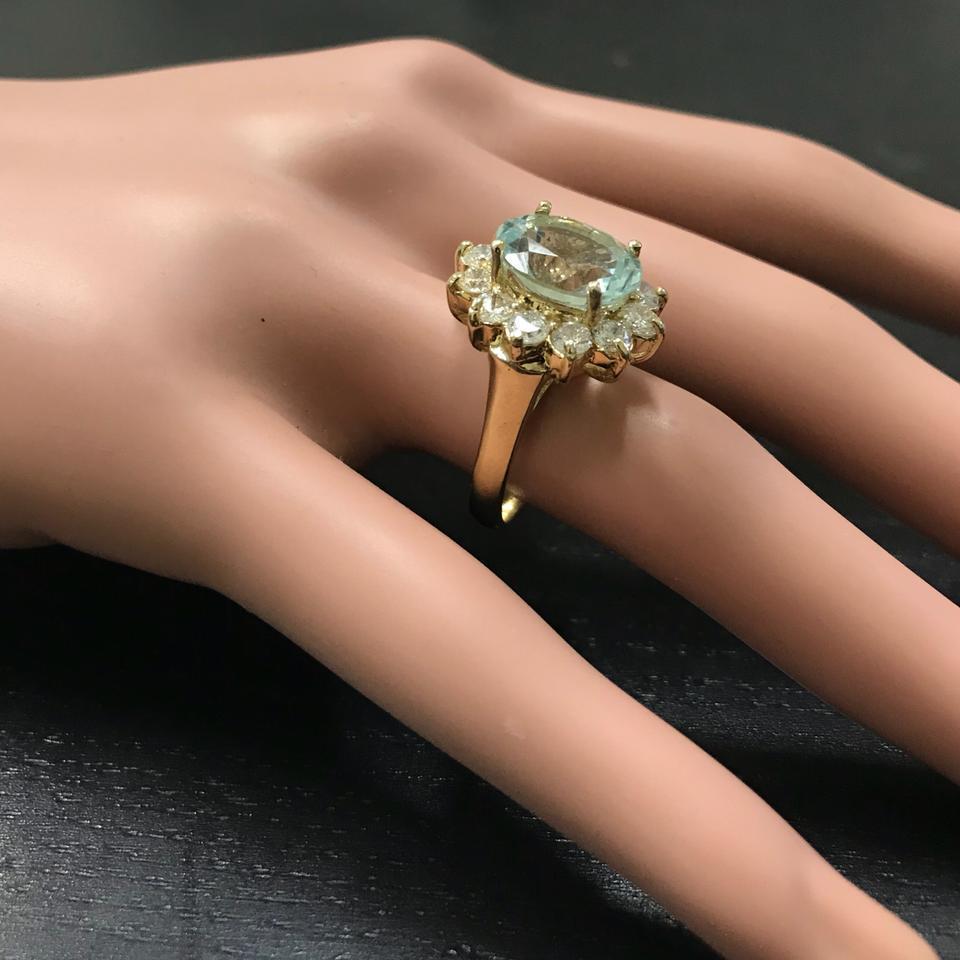 Women's 7.68 Carat Exquisite Natural Aquamarine and Diamond 14K Solid Yellow Gold Ring For Sale