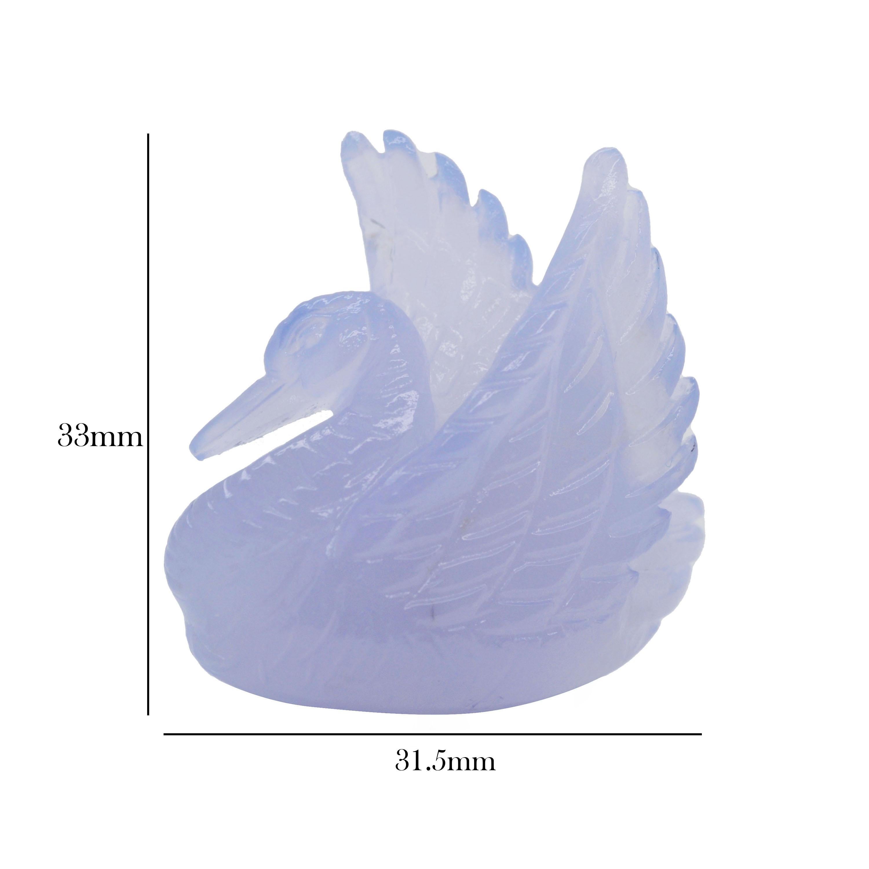Il Cigno di calcedonio blu intagliato a mano da 76,86 carati è una pietra preziosa splendida e meticolosamente lavorata, che mette in mostra l'eccezionale abilità artistica e la bellezza naturale del calcedonio. Proveniente dalla Turchia, una
