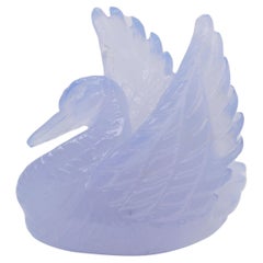 76,86 Karat handgeschnitzter blauer Chalcedon Swan Anhänger Brosche