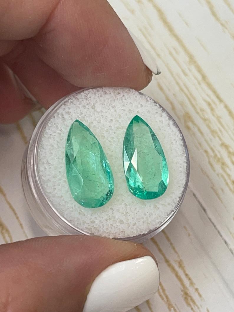 A. Stone: Smeraldo
Peso totale: 7,68-tcw
Forma: Taglio a pera
Chiarezza: Trasparente
Lucentezza: Molto buono
Colore: verde medio chiaro
Misure: 15,80mm x 8,17mm x 5,22mm // 15,08mm x 8,05mm x 4,49mm
Origine geografica: Colombia
Trattamento: