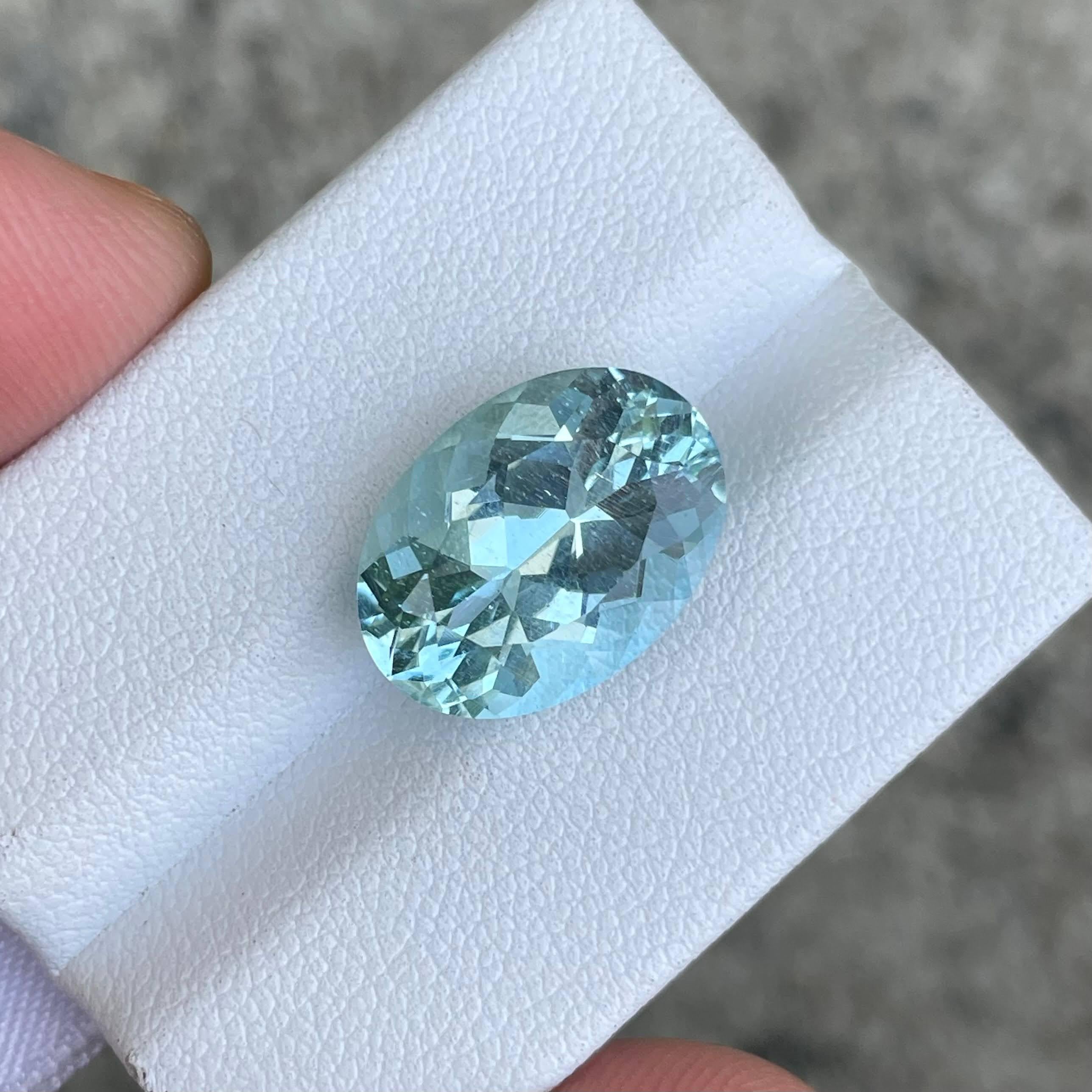 Poids 7,69 carats 
Dimensions 15,7x11,4x8,0 mm 
Traitement aucun 
Origine Afrique 
Clarté VVS 
Forme ovale 
Taillé à facettes 



Cette aigue-marine bleue de 7.69 carats est une superbe pierre naturelle de taille ovale, provenant des riches