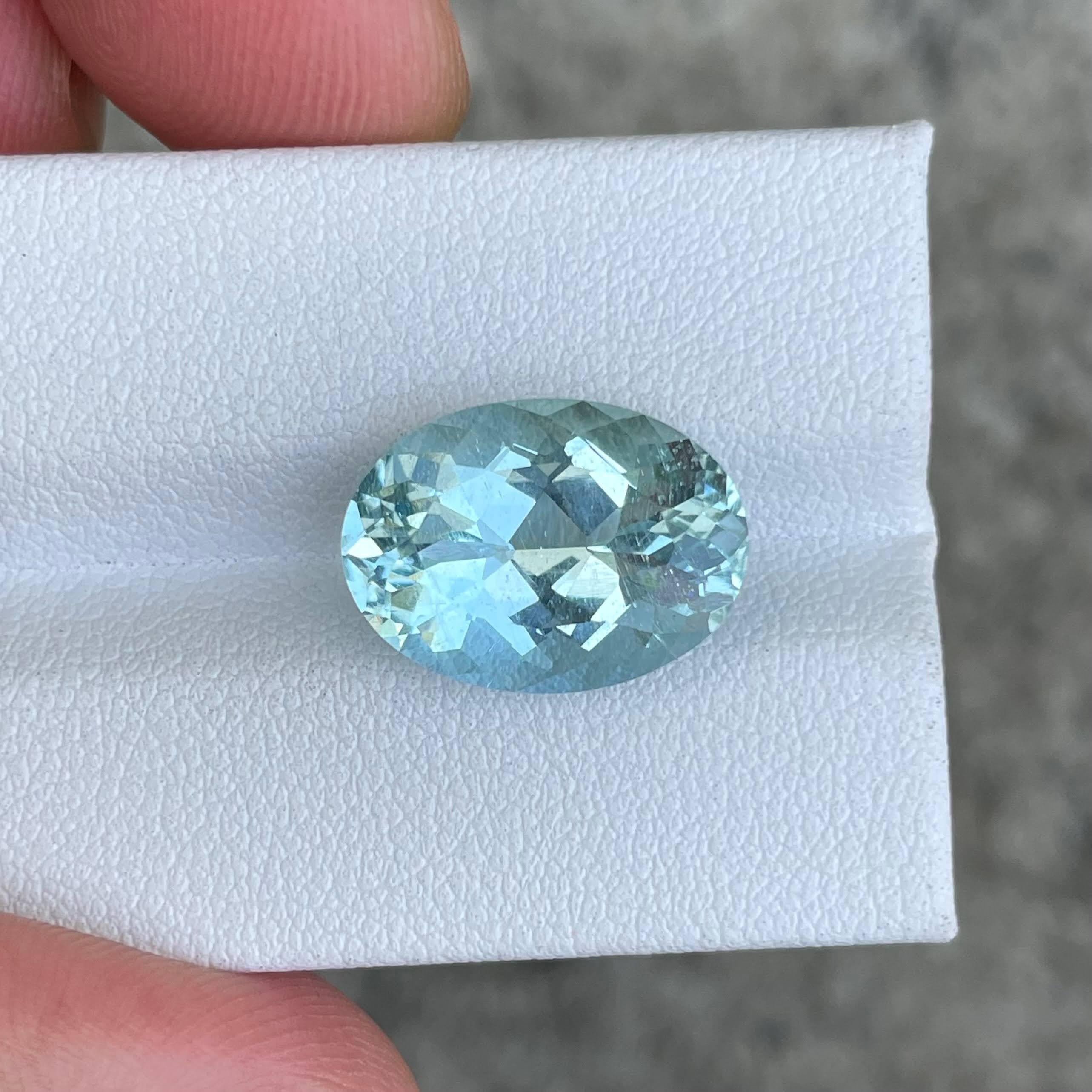 Moderne Pierre naturelle africaine aigue-marine bleue taille ovale de 7.69 carats