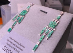 Orecchino Eostre con smeraldo, diamante viola e diamante in oro bianco 18 carati