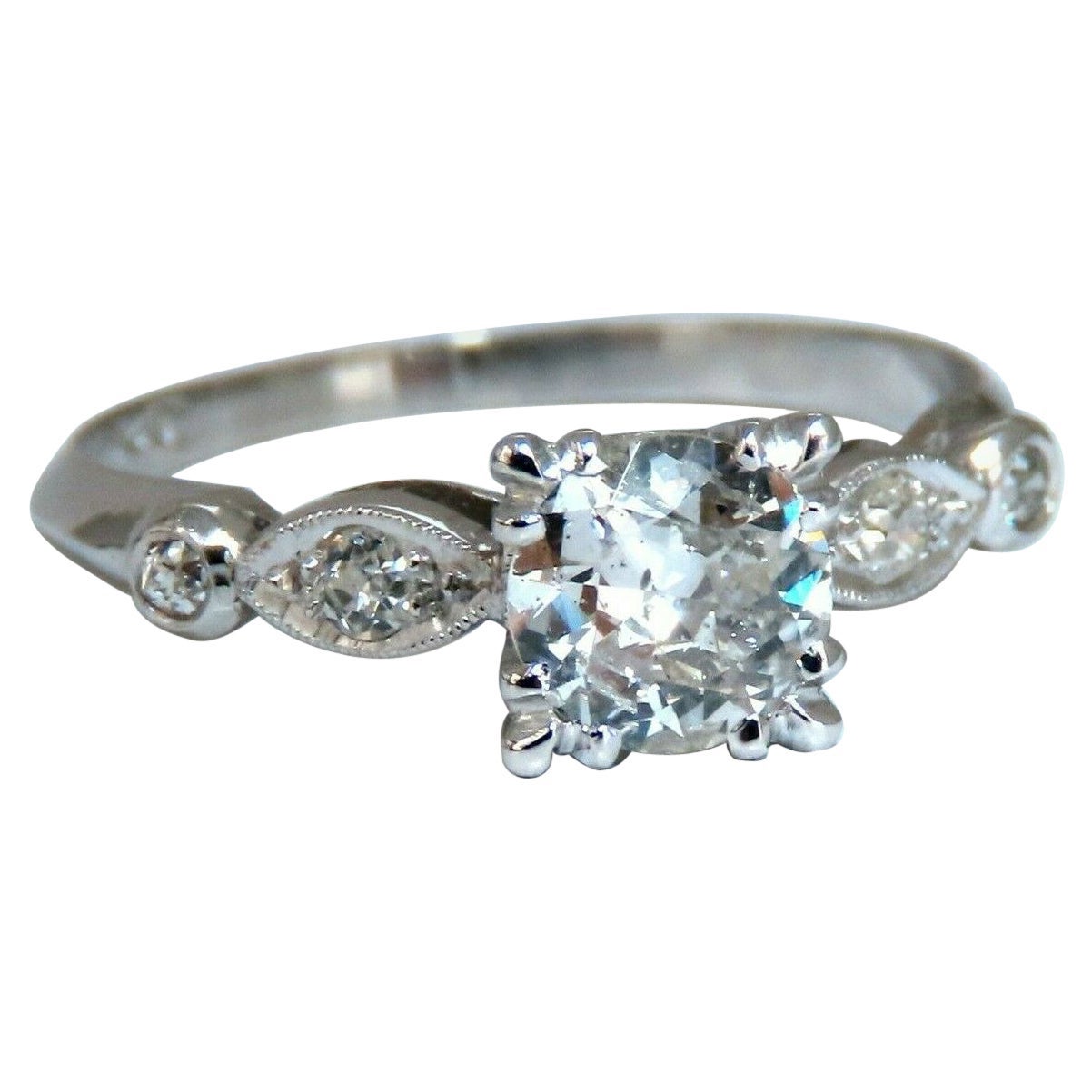 Anello in platino vintage con diamante rotondo naturale da 0,76 carati*.