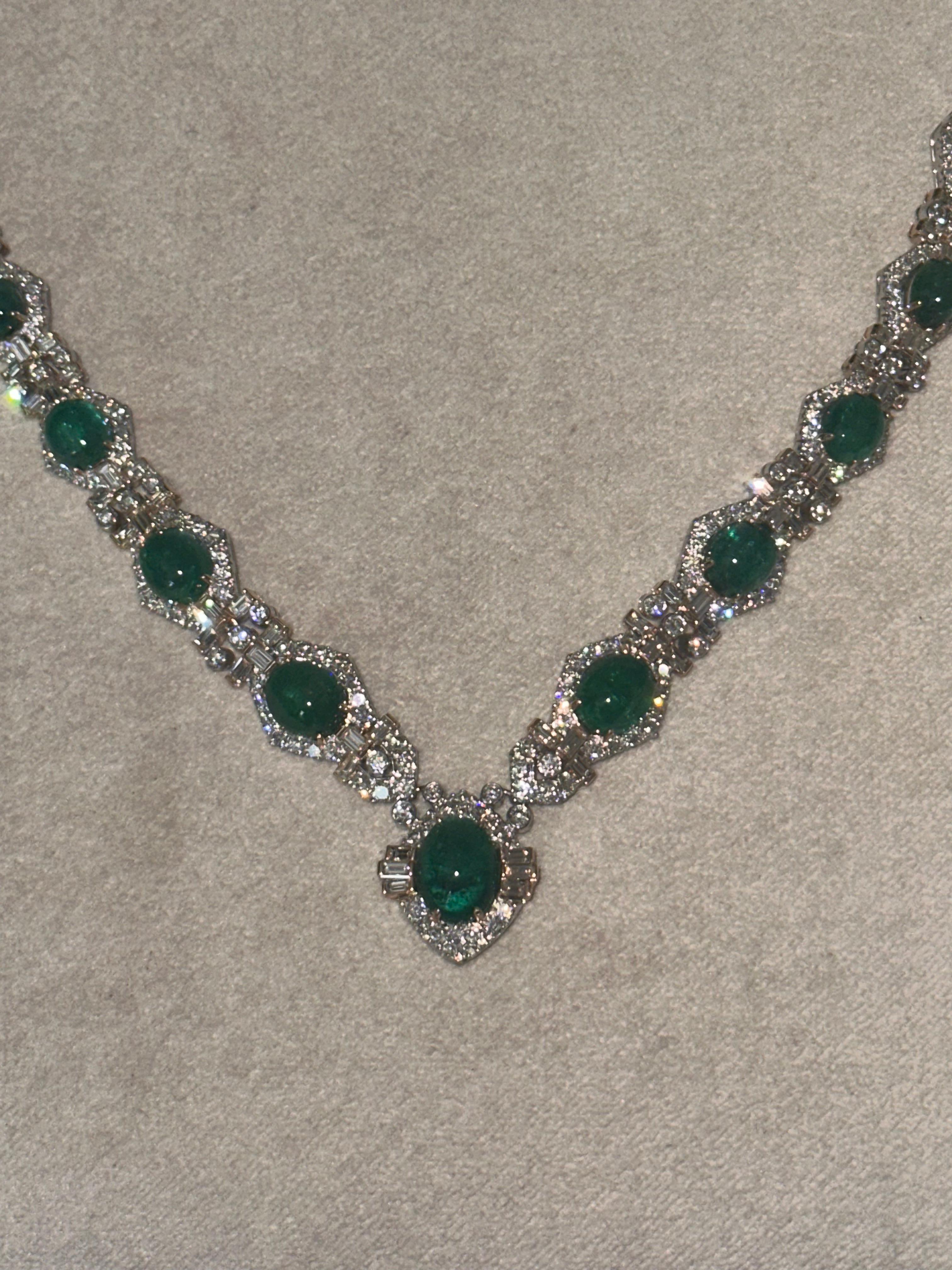 Wunderschöne Cabochon-Halskette mit Smaragd und Diamant
Das Set besteht aus 18K Weiß- und Gelbgold

Halskette hat insgesamt 36,70 Karat in Diamanten VS
76,69 Karat in sambischen Smaragden
Die Halskette ist 10