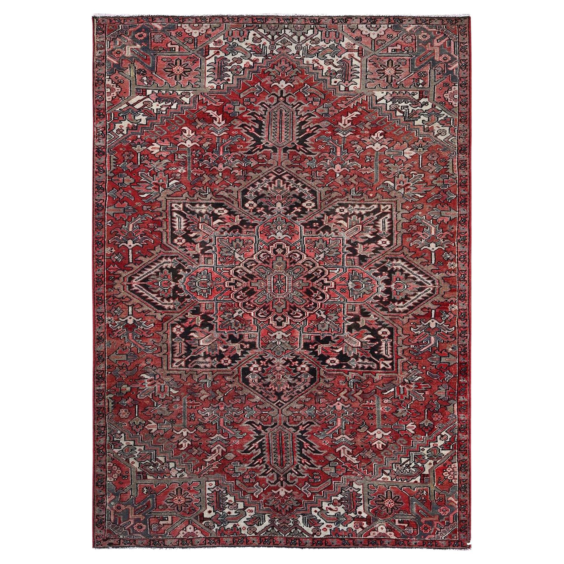 7'6"x10'7" Auburn Rot Vintage Persischer Heriz Handgeknüpfter sauberer orientalischer Teppich aus Wolle im Angebot