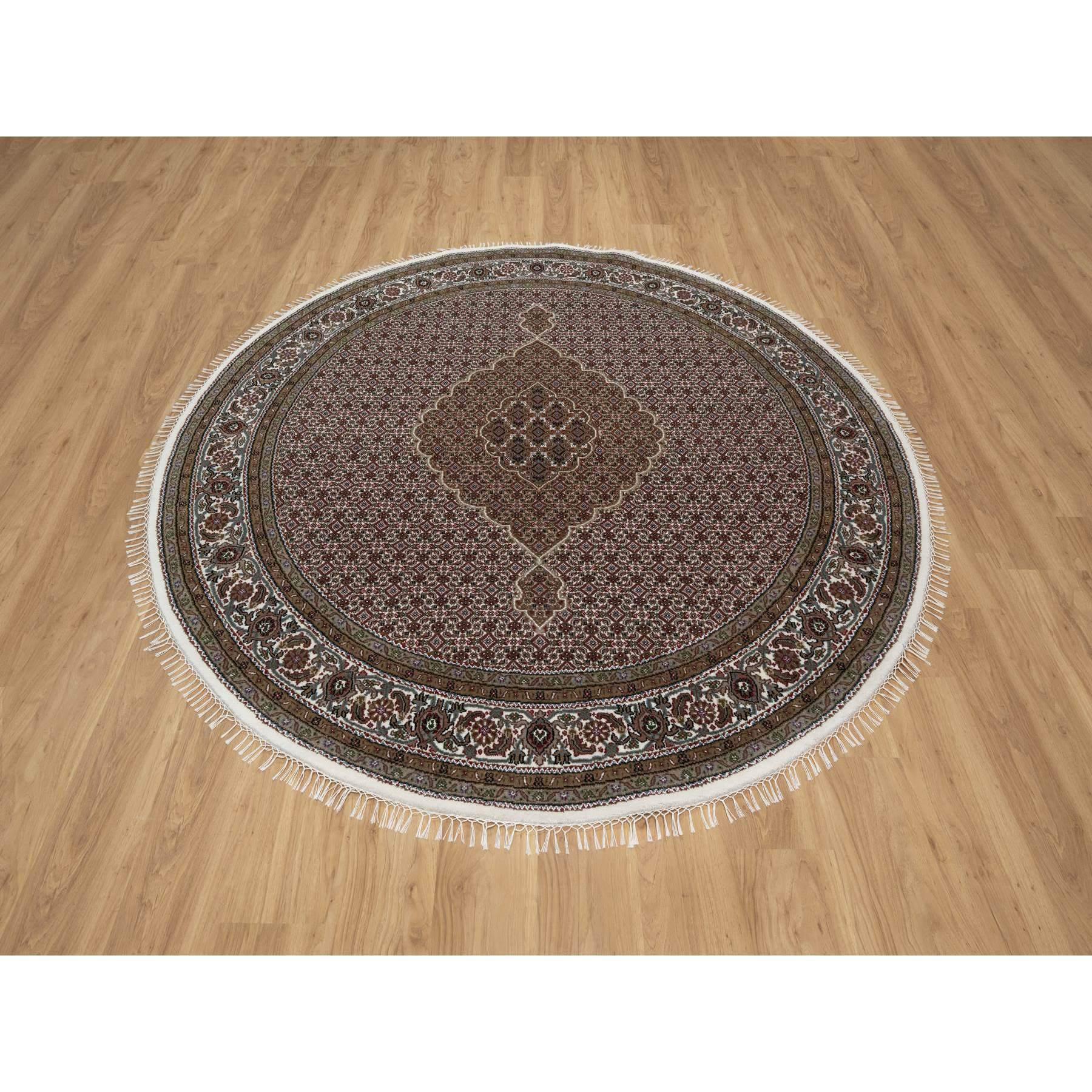 Perlweiß, Tabriz Mahi mit Fischmedaillon-Muster, handgeknüpft, reine Wolle, dichtere Webart, rund, Orientteppich
Primäre MATERIALIEN: Wolle
Latex: Kein Flor 
Höhe: 0,25 Zoll
Stil: Traditionell
Grundfarbe: Elfenbein
Sekundäre Farben: Grau, Rot,