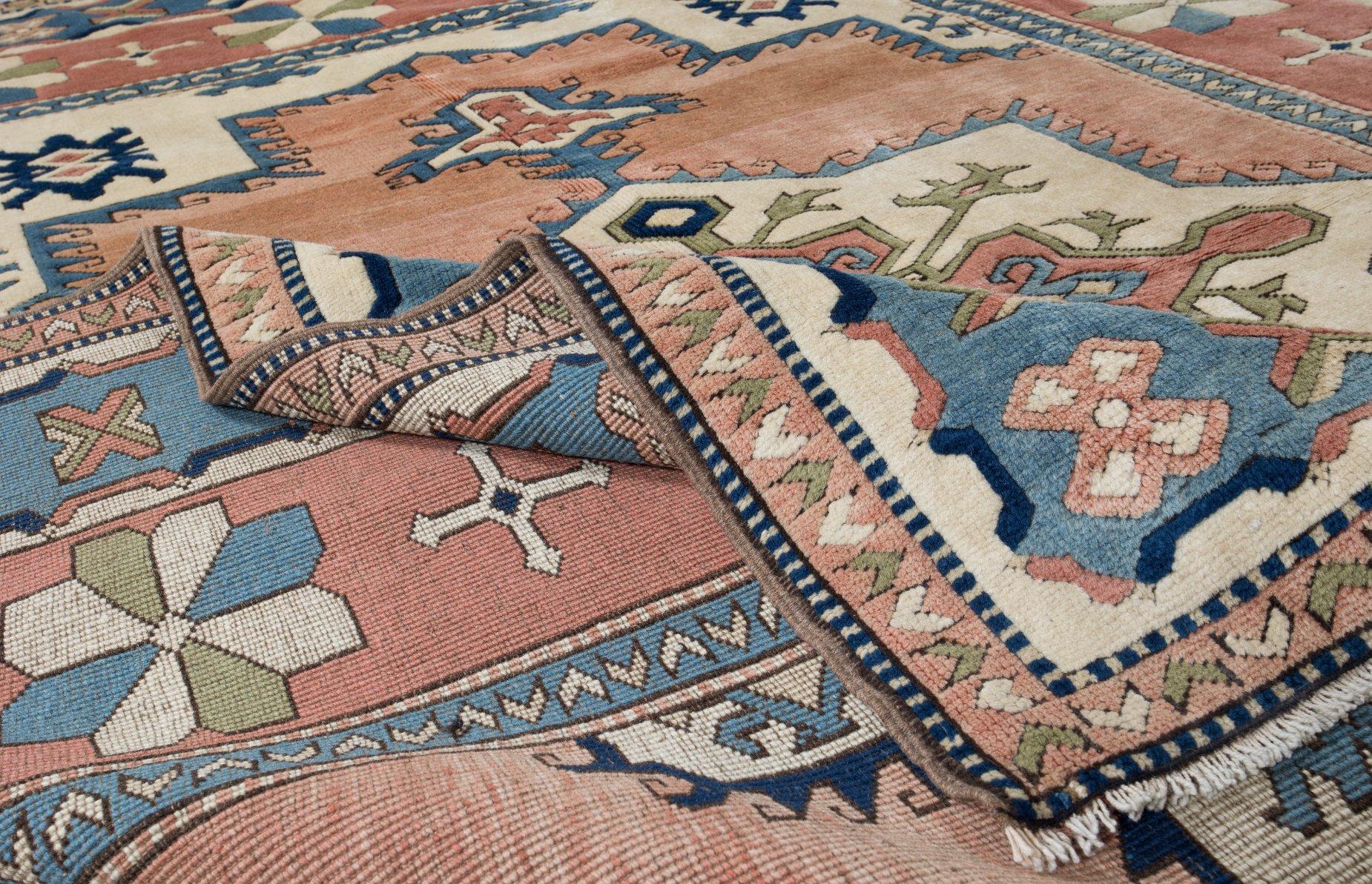 Tapis turc contemporain noué à la main.

Ce tapis moderne a un poil de laine moyen sur une base de laine.

Il est fabriqué à partir de mouton filé à la main de première qualité et de teintures naturelles, c'est-à-dire de teintures non chimiques à