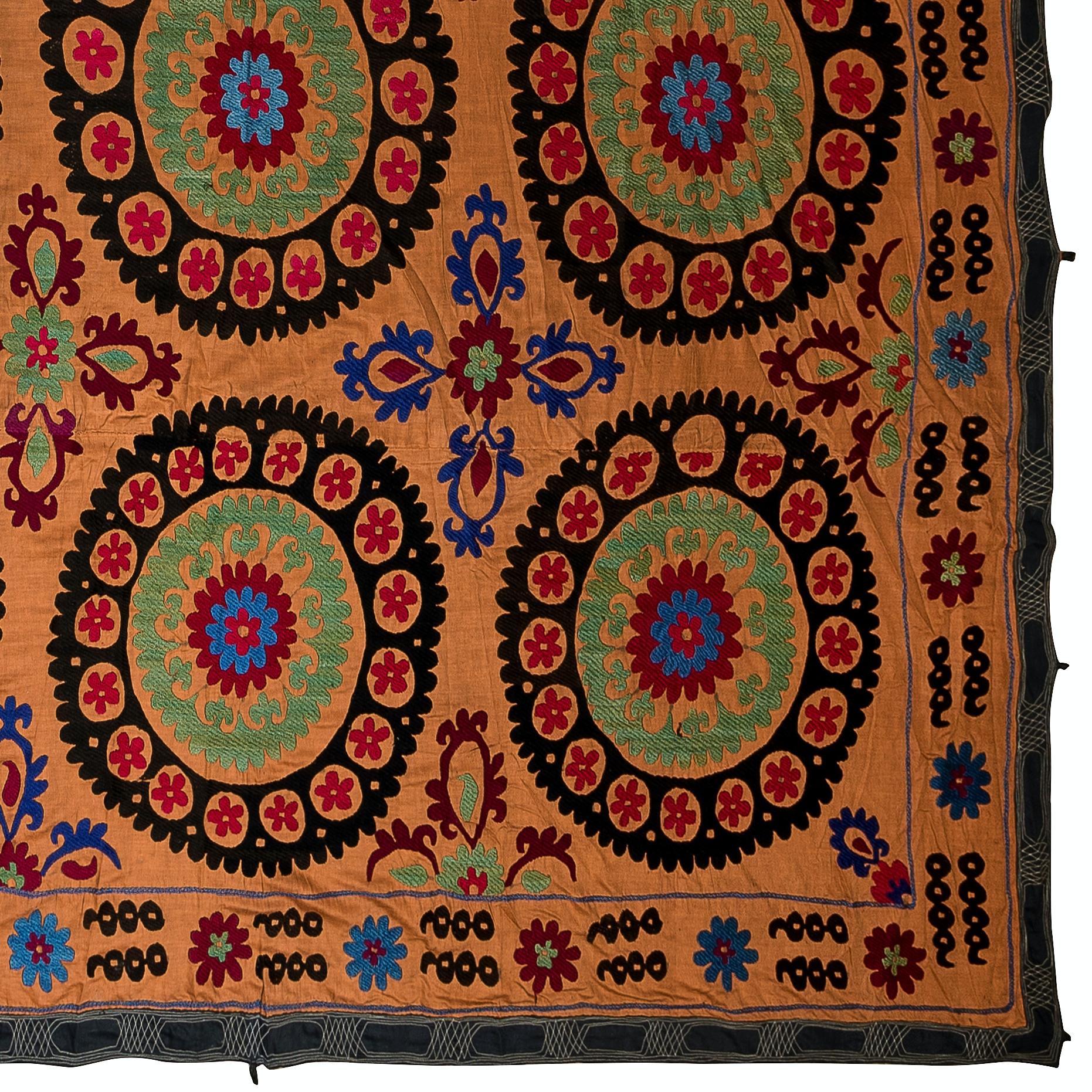Brodé 7.6x9.7 ft Broderie de soie vintage couvre-lit, Unique Orange Suzani Wall Hanging en vente