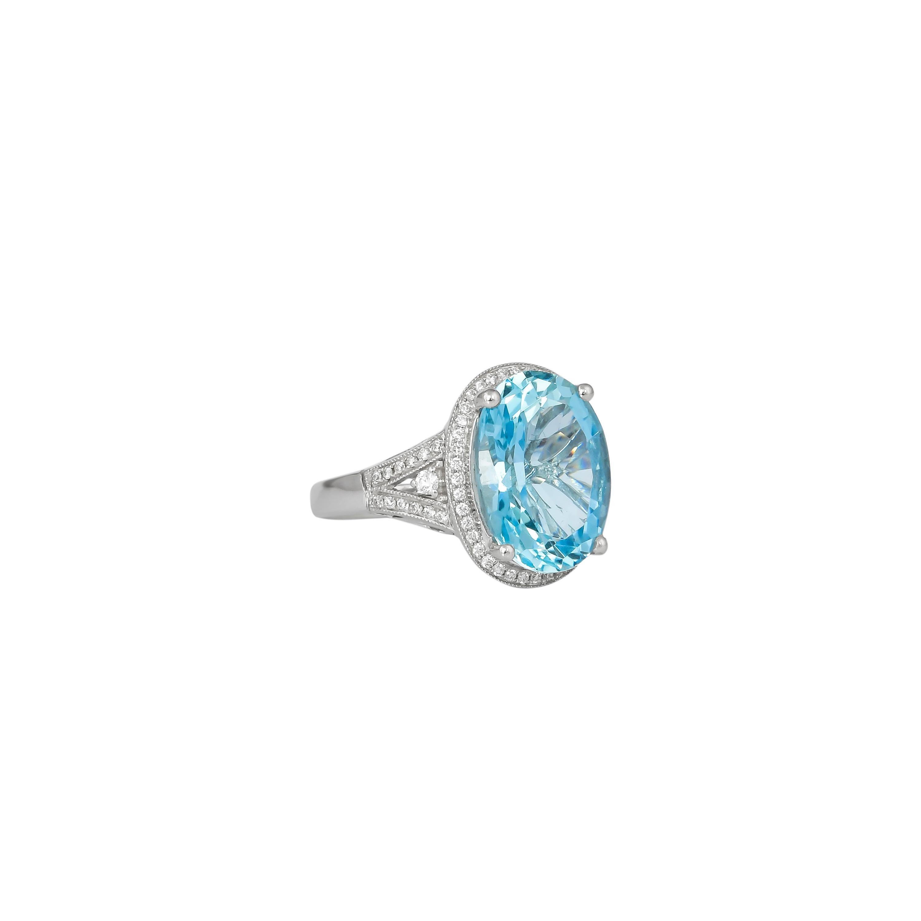 Diese Kollektion bietet eine Reihe von Aquamarinen mit einem eisblauen Farbton, der so cool ist, wie er nur sein kann! Diese mit Diamanten besetzten Ringe sind in Weiß gehalten und wirken klassisch und elegant. 

Klassischer Aquamarinring aus 18