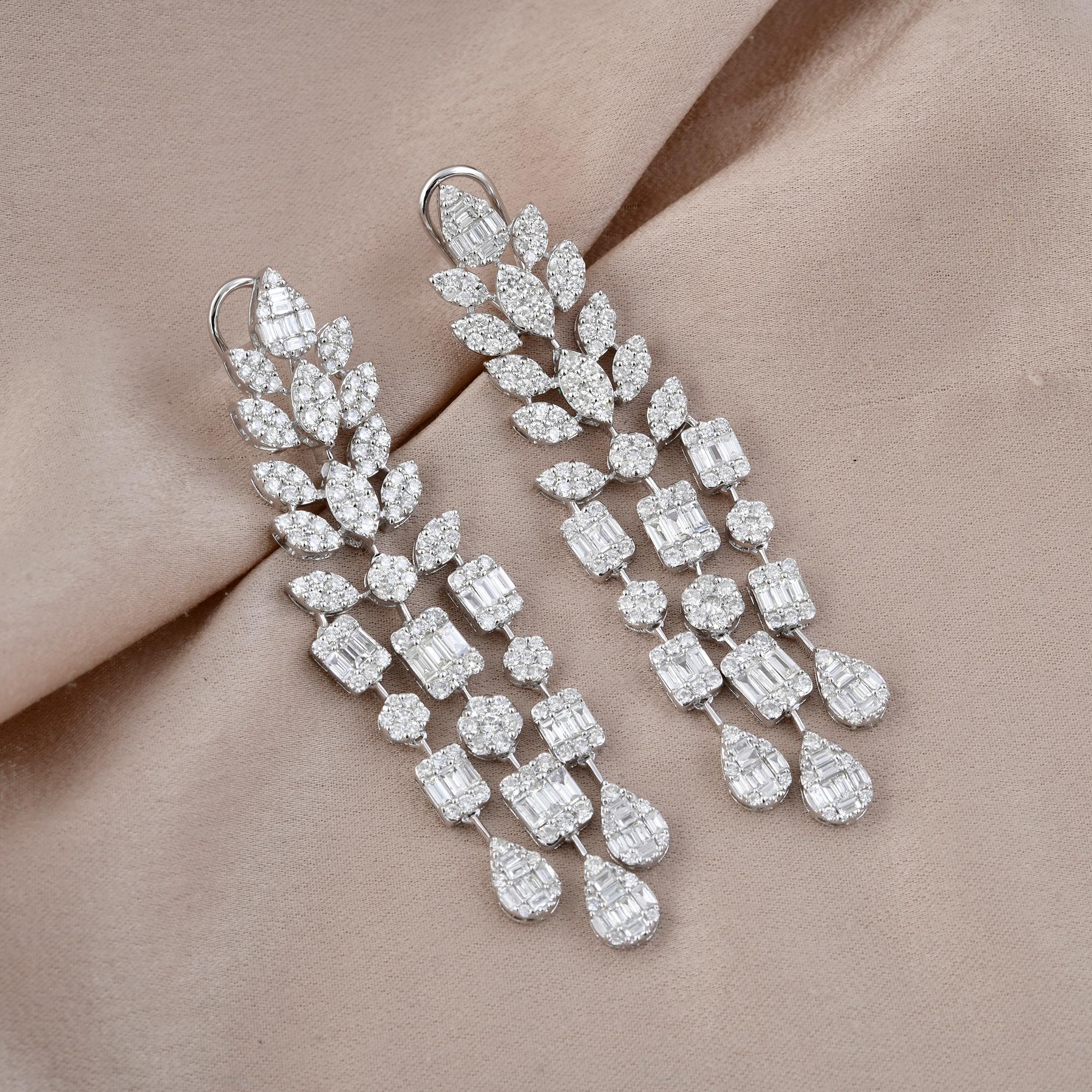 Moderne Boucles d'oreilles chandelier en or blanc 14 carats avec diamants ronds baguettes de 7,7 carats en vente
