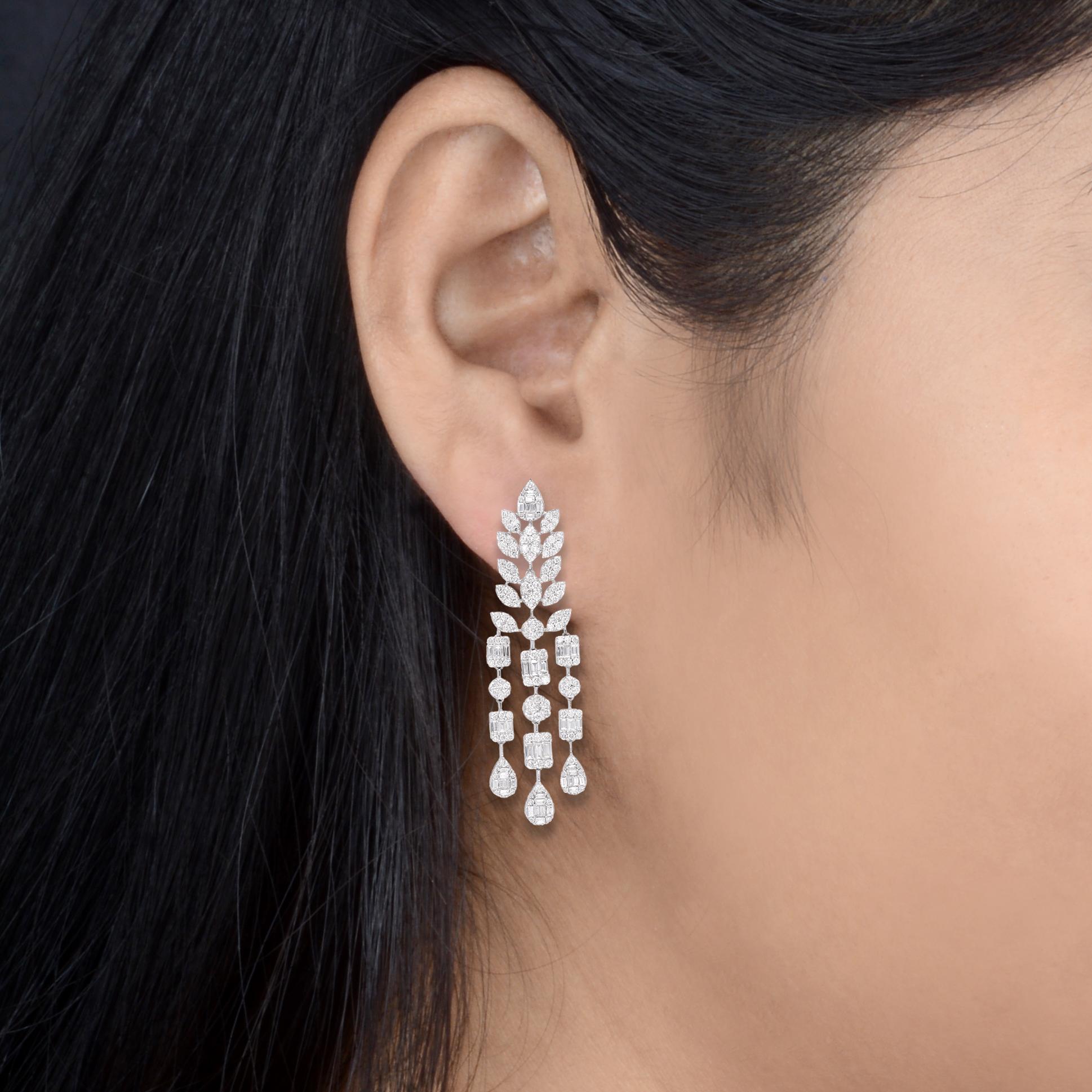Taille baguette Boucles d'oreilles chandelier en or blanc 14 carats avec diamants ronds baguettes de 7,7 carats en vente