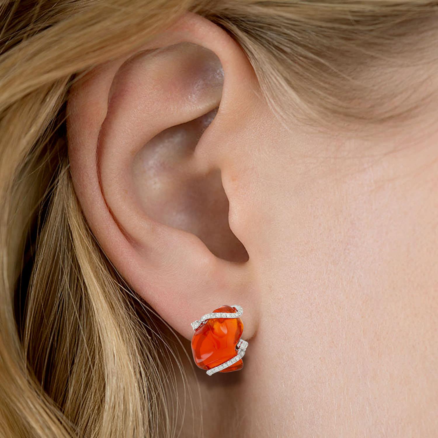 Fuso in oro 18 carati. Questi orecchini sono incastonati a mano con 7,7 carati di opale di fuoco e .32 carati di diamanti scintillanti.

SEGUI  Visita la vetrina di Meghna Jewels per vedere l'ultima collezione e i pezzi esclusivi.  Meghna Jewels è