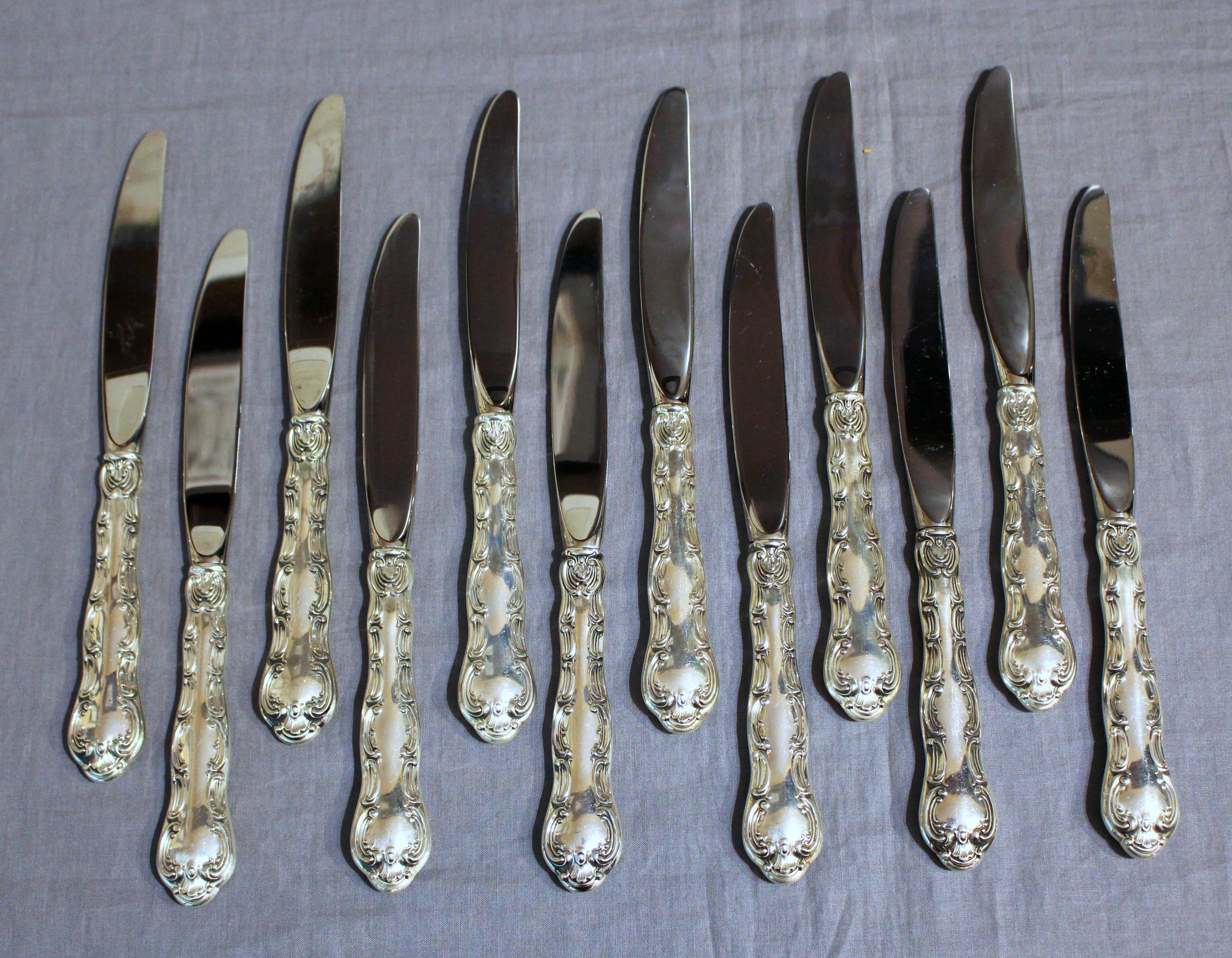 Gorham Sterling Silber Strasbourg Muster 77-teiliges Set von Sterling Silber Besteck. Dieses Set besteht aus einem immer wieder begehrten Muster: 12 Messer (9,25