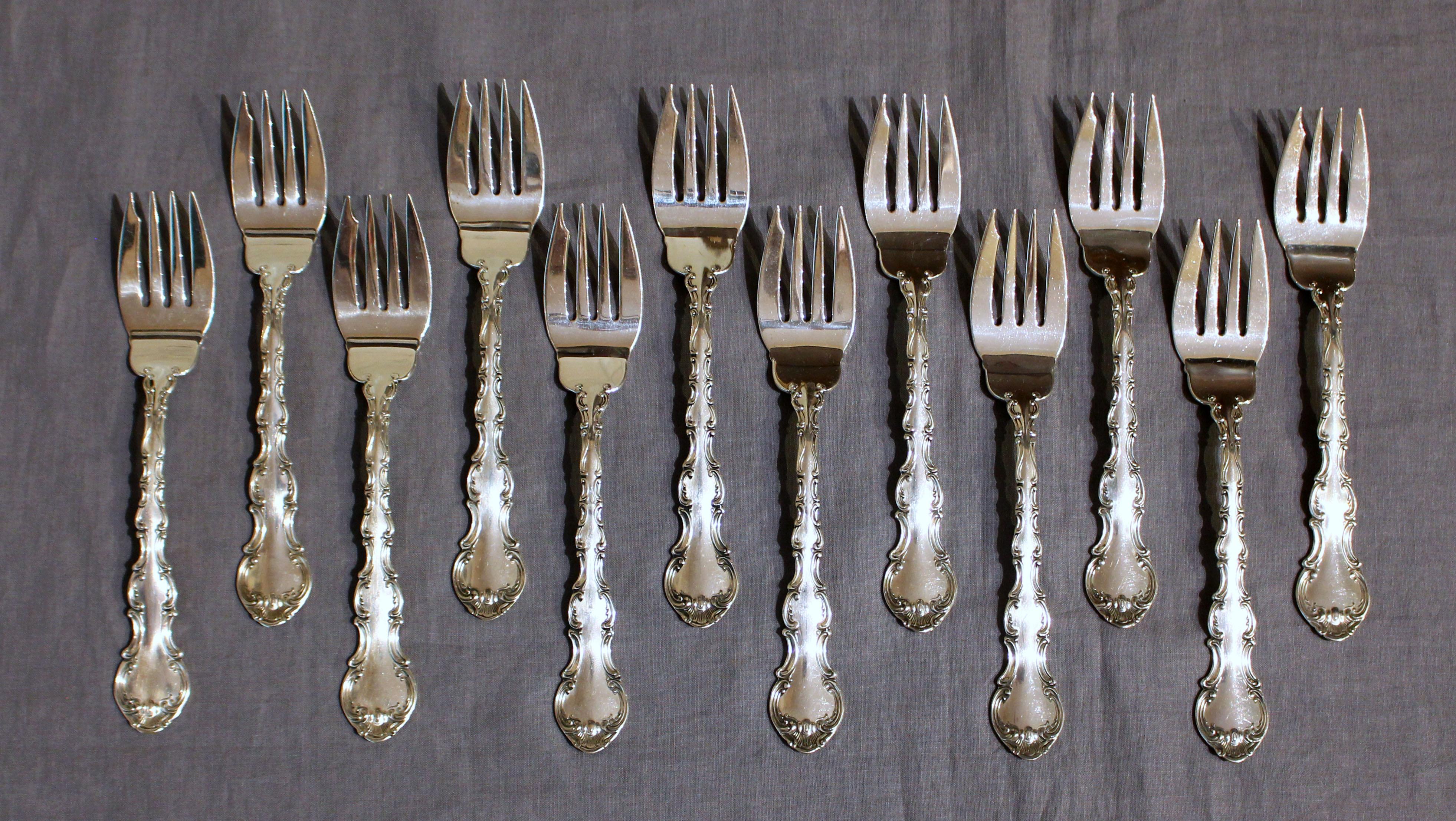 77-teiliges Besteckset aus Sterlingsilber mit Straßburg-Muster von Gorham (20. Jahrhundert) im Angebot