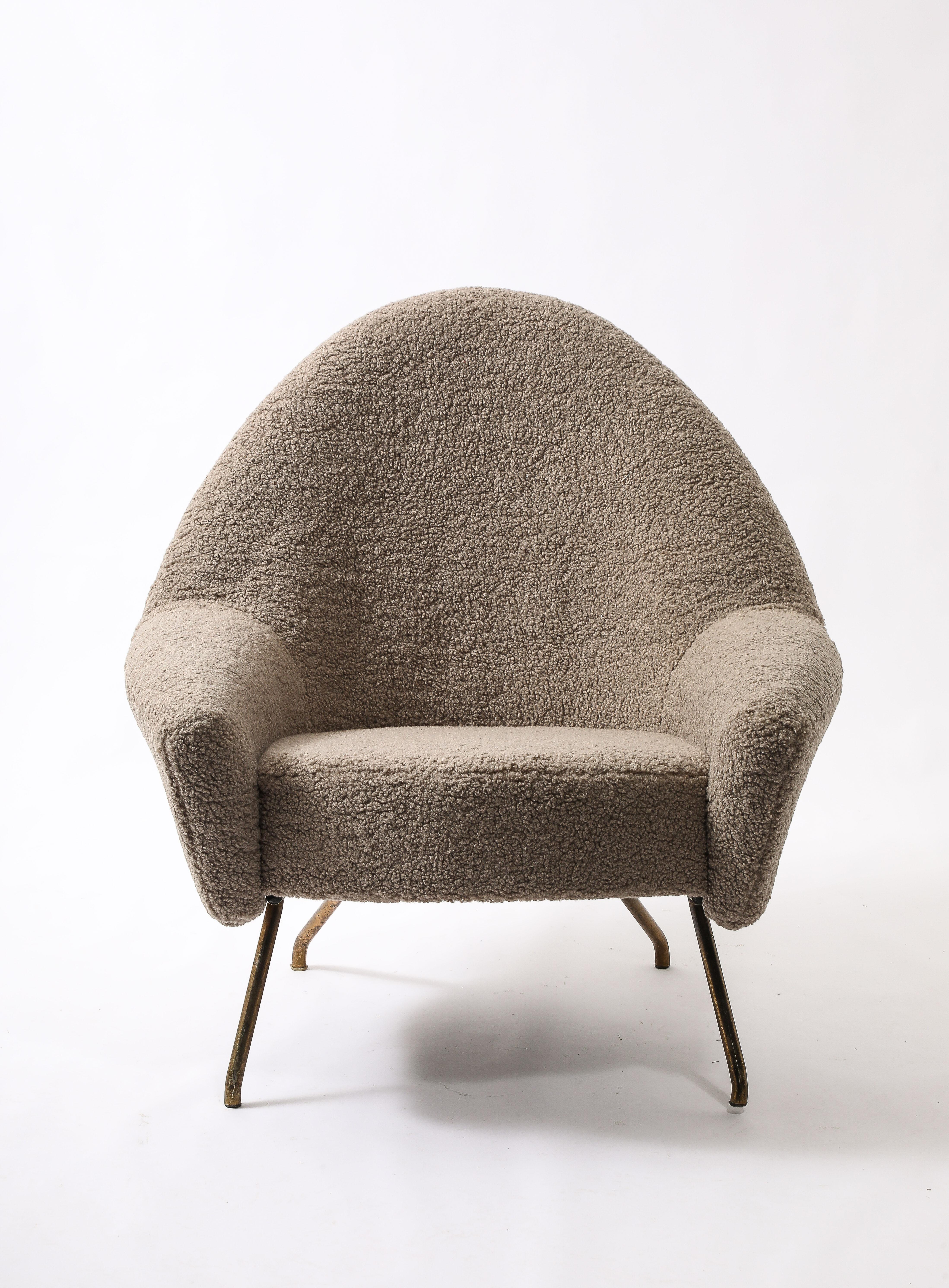 Andre Motte for Steiner 770 large lounge chairs, extremely comfortable and lightweight, ideal entertainment chair
A second pair available for COM.
