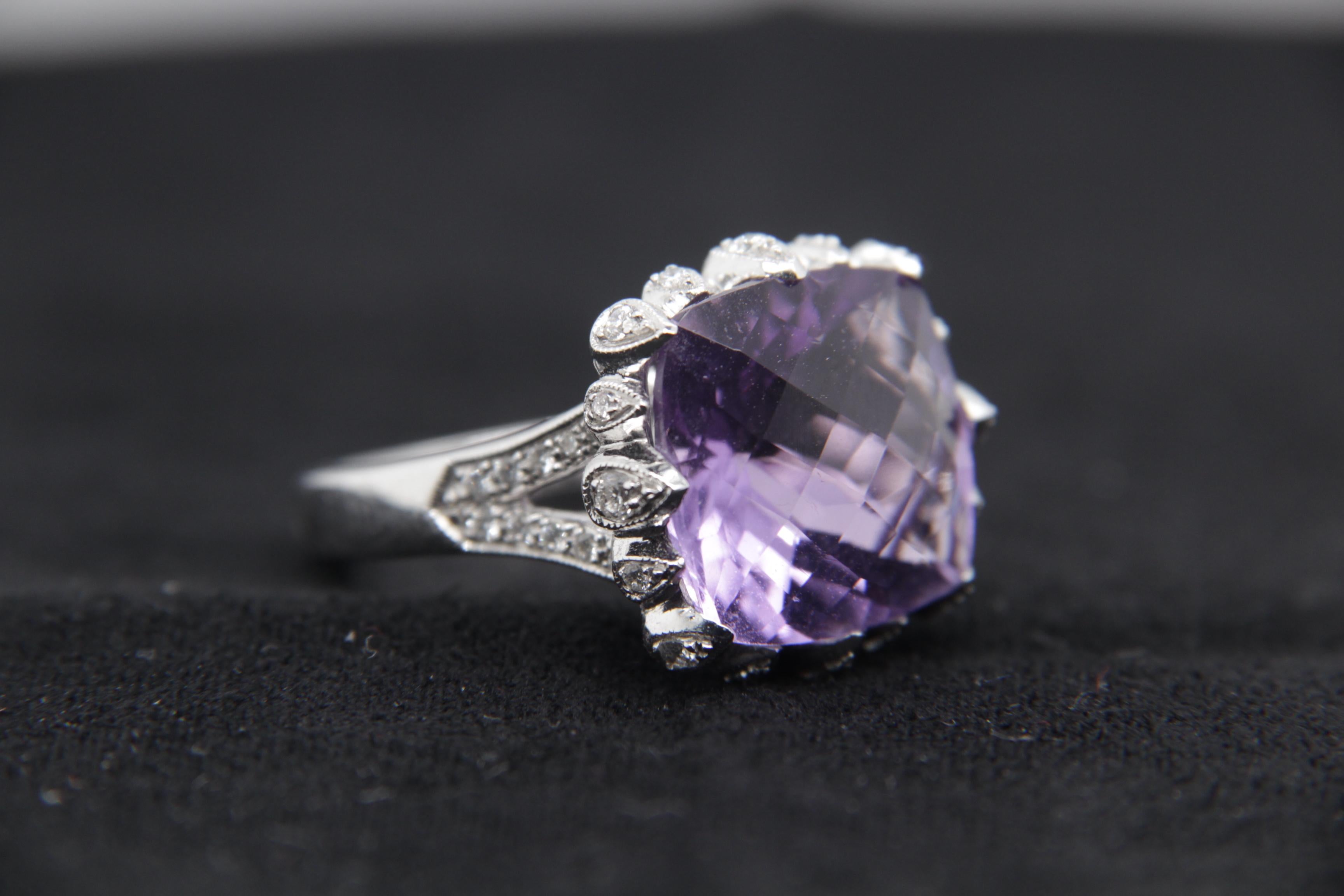 Women's or Men's 7.70 Carat Amethyst and Diamond Ring in 18 Karat Gold For Sale