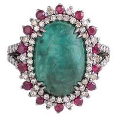 Bague cocktail Art déco en émeraude, diamants et rubis taillés en cabochon de 7,70 carats