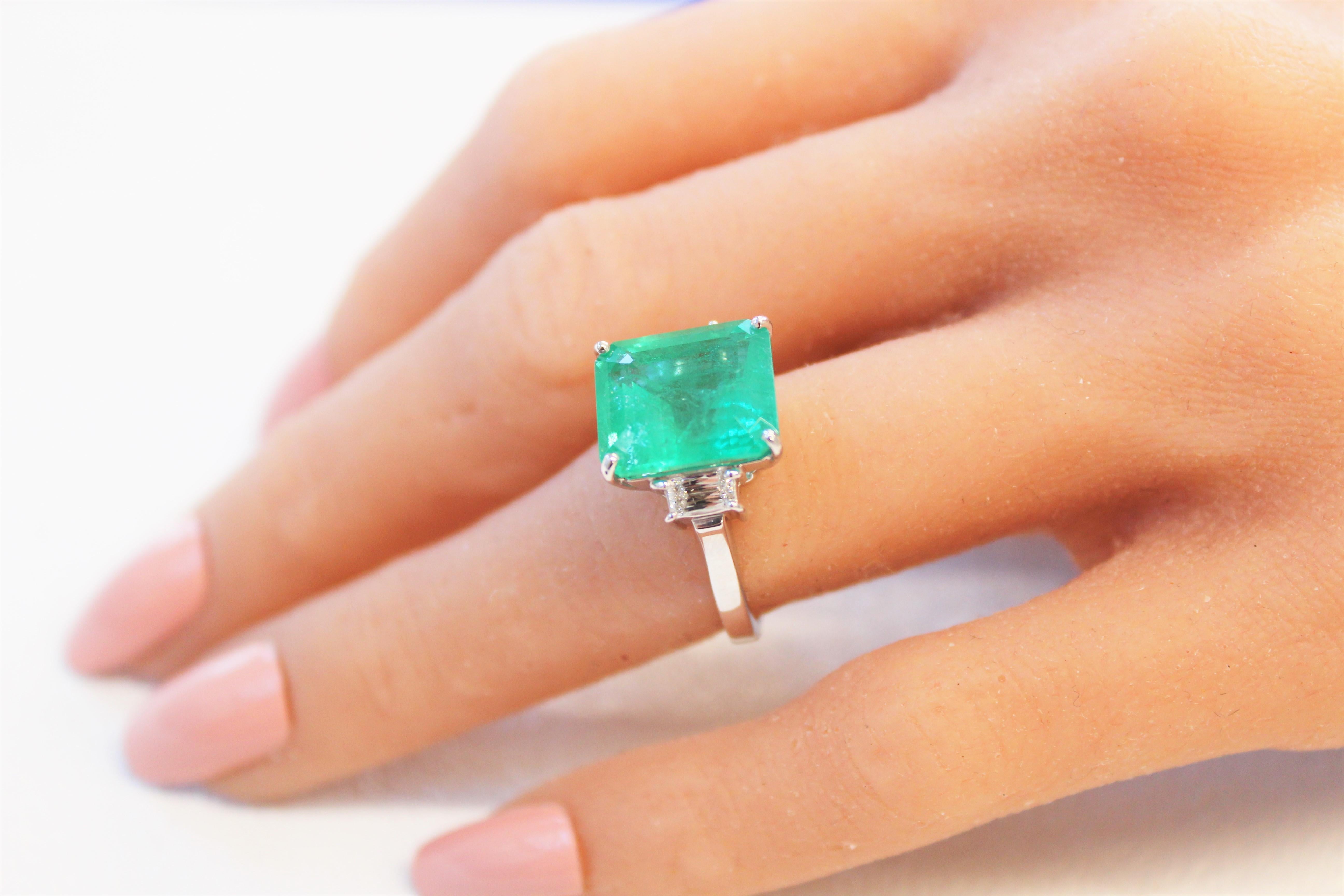 Contemporary 7.70 Carat Emerald and Diamond Ring in 18K White Gold For Sale