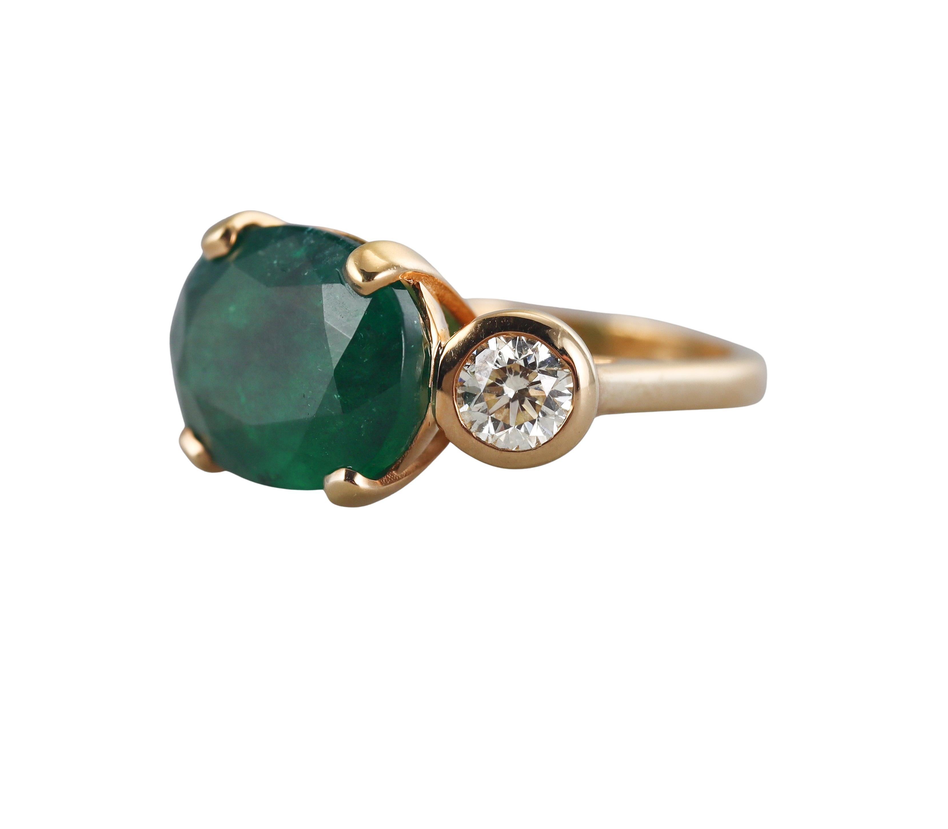 Impressionnante bague en or jaune 18k, sertie au centre d'une émeraude ovale d'environ 7,70ct (la pierre mesure 15,6 x 11,9 x 7,5mm), entourée de deux diamants - environ 1,00ctw KL/Si1-Si2.

Bague taille 7.

Marqué 18k.

Poids - 10 grammes