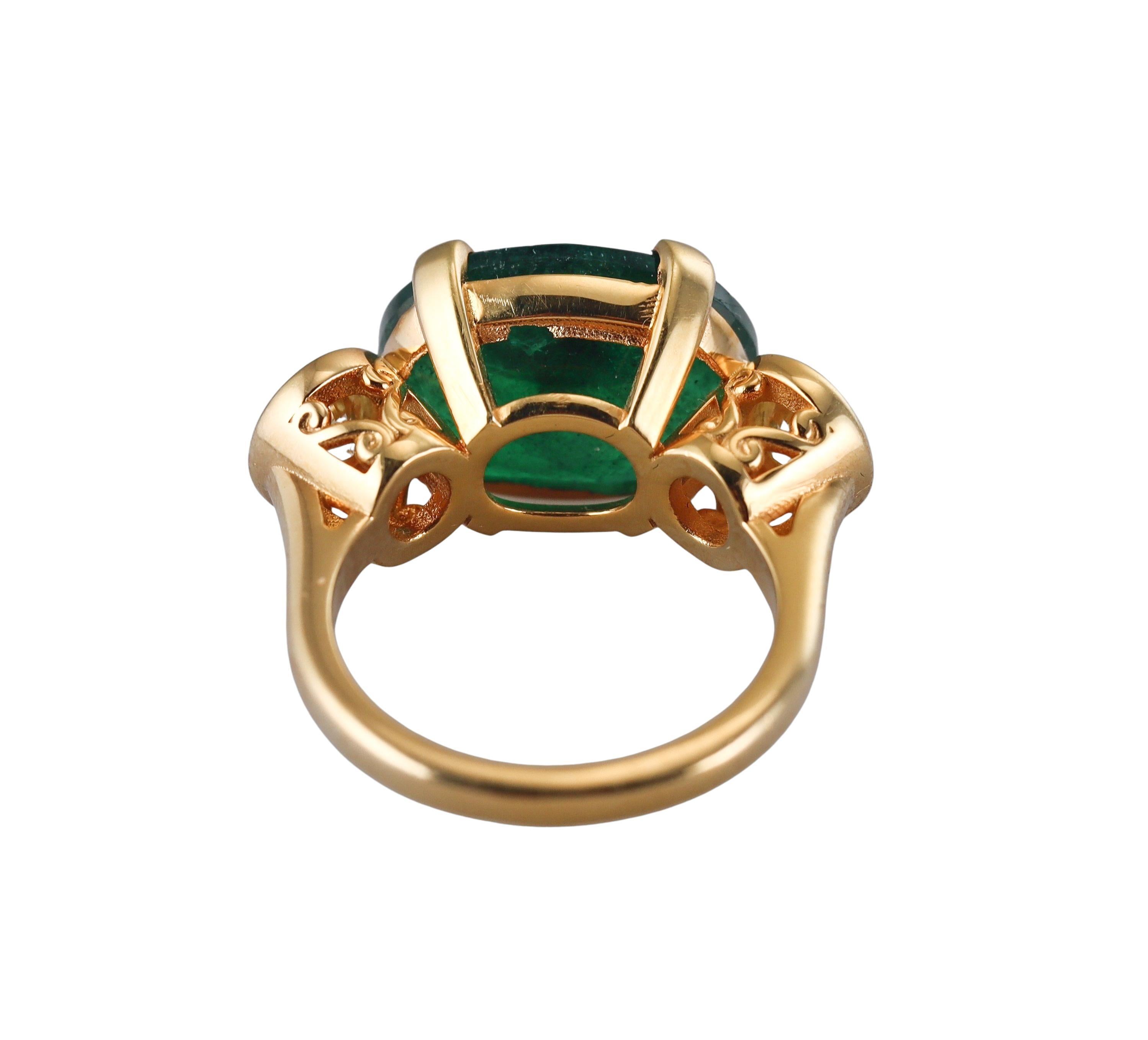 Taille ovale Bague en or avec diamant émeraude de 7,70 carats en vente