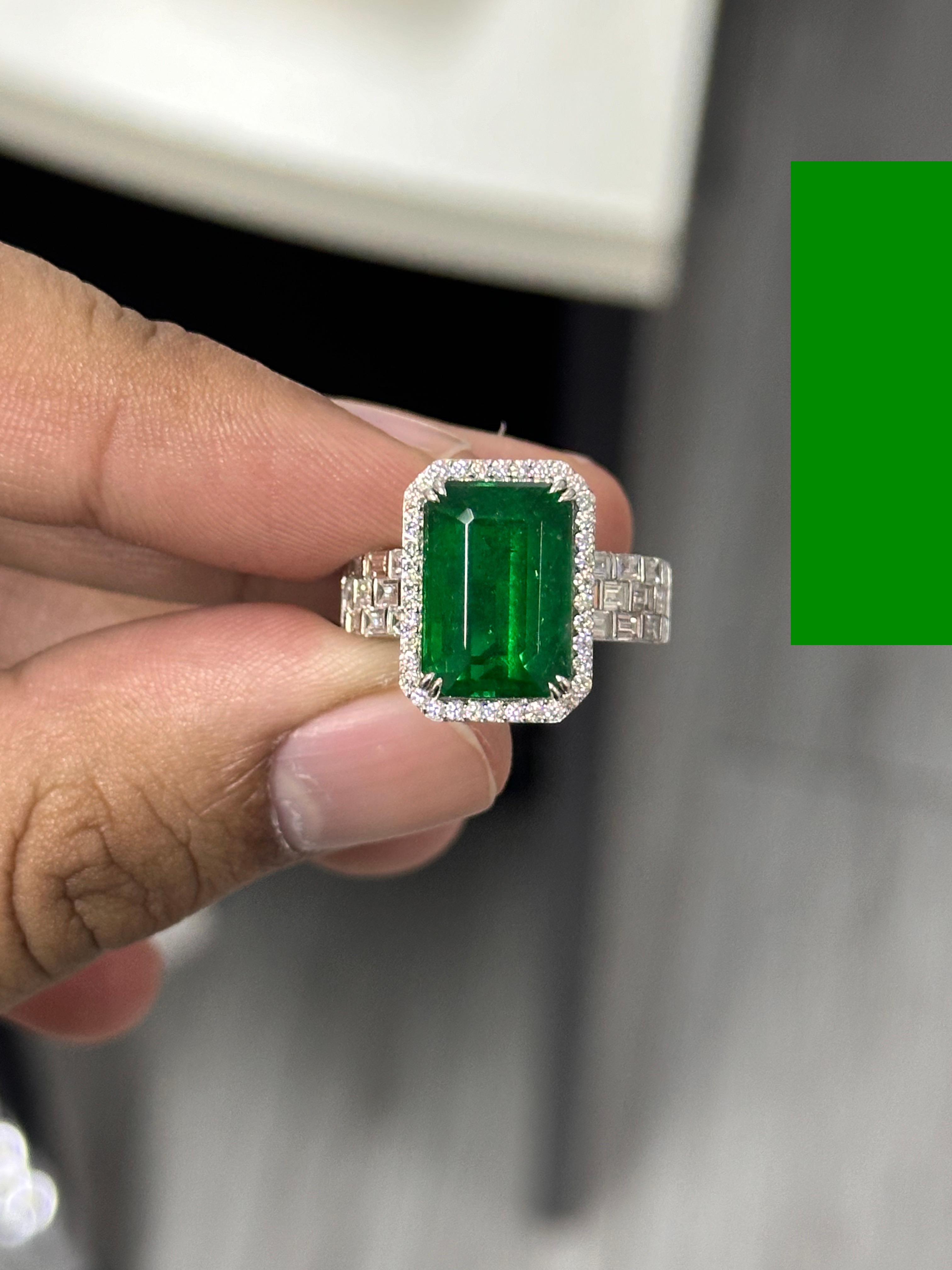 Women's or Men's 7.70 Carat Zambian Emerald Diamond Cocktail Ring For Sale
