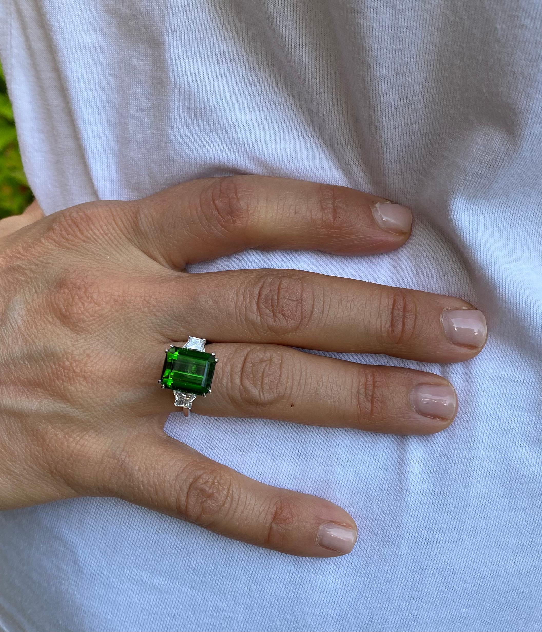 Women's or Men's 7.70 Carats Emerald Cut Chrome Tourmaline and Trapezoid Diamond 3 Stone Ring For Sale