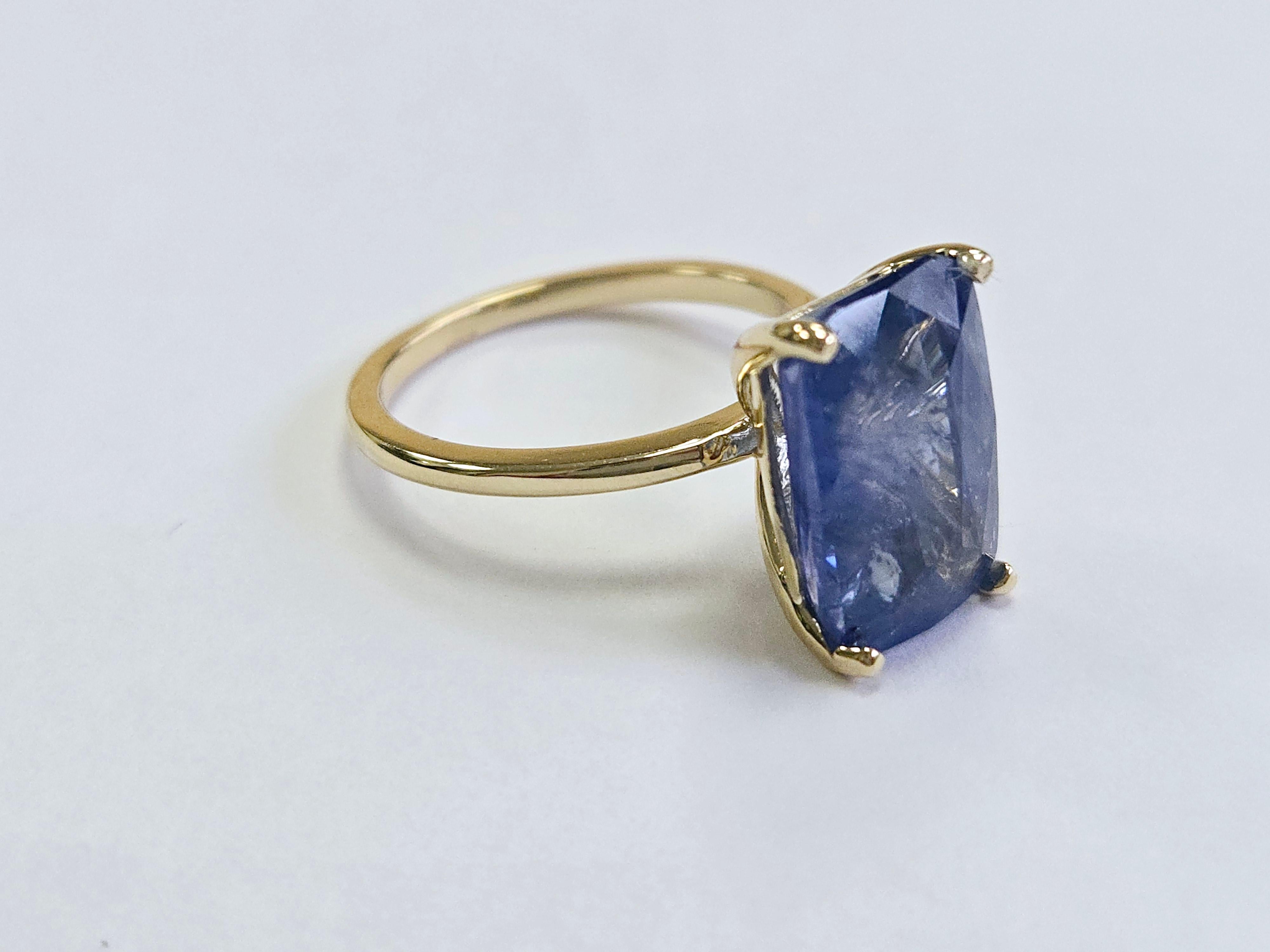 7.70 Carat Emerald Cut Natural Sapphire Ring in 14 Karat Yellow Gold

This exquisite ring features a brilliant 7.70-carat natural sapphire, cut into a perfect oval shape, set in a luxurious 14-karat yellow gold band. The sapphire's rich color and