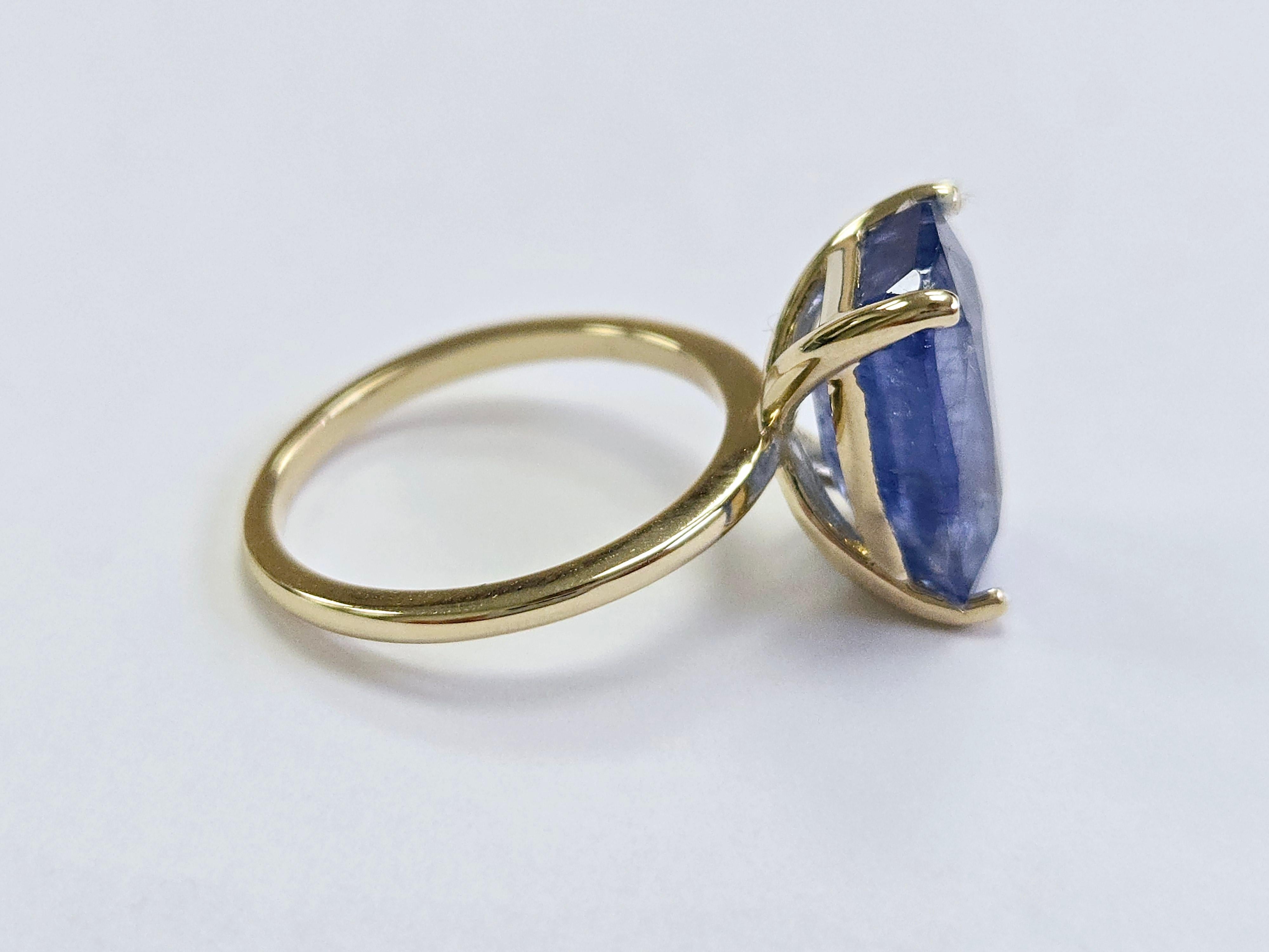 7.70 Carats Emerald Cut Natural Sapphire Ring 14 Karat Yellow Gold In New Condition For Sale In Great Neck Plaza, NY