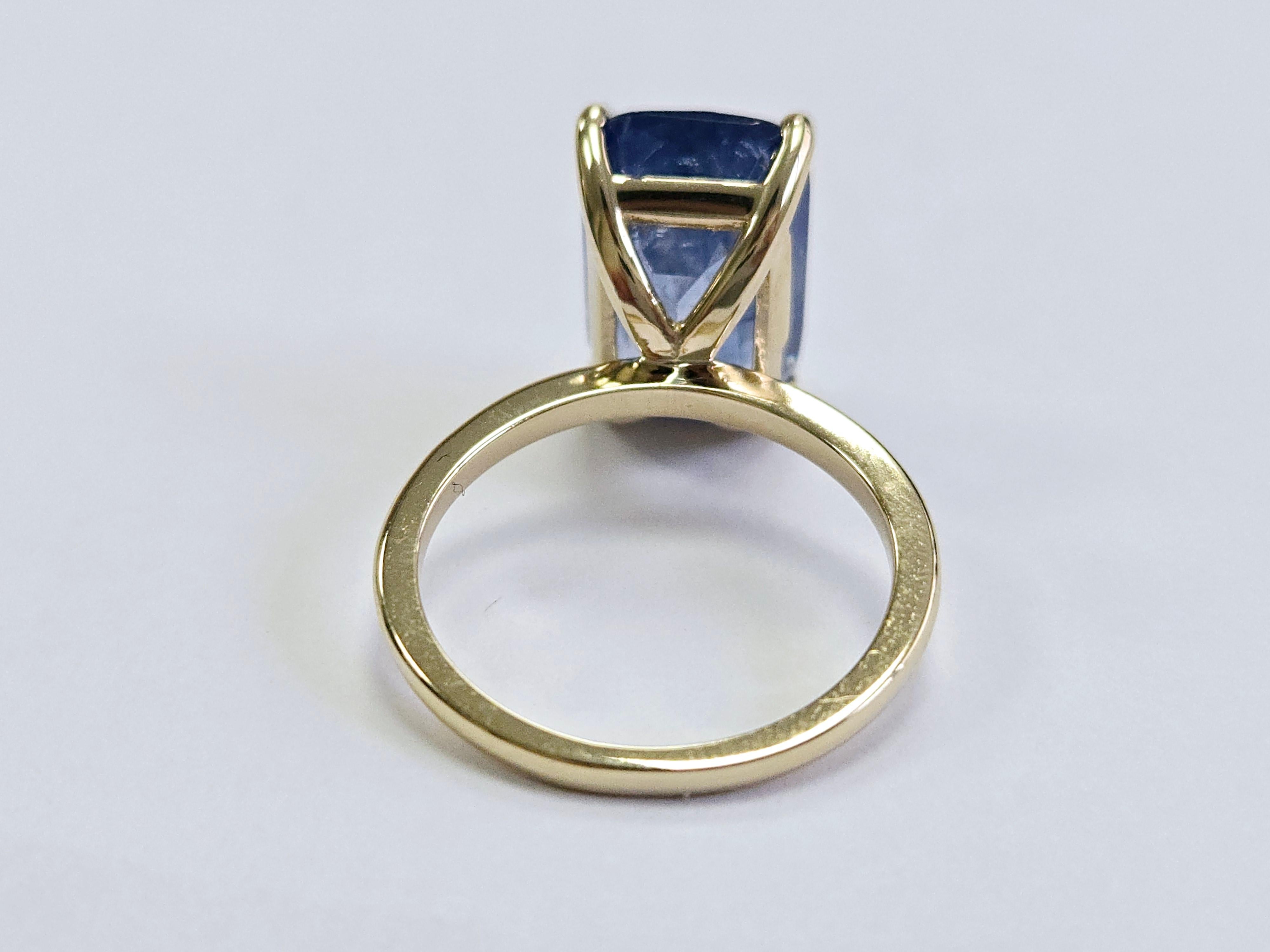 Women's 7.70 Carats Emerald Cut Natural Sapphire Ring 14 Karat Yellow Gold For Sale